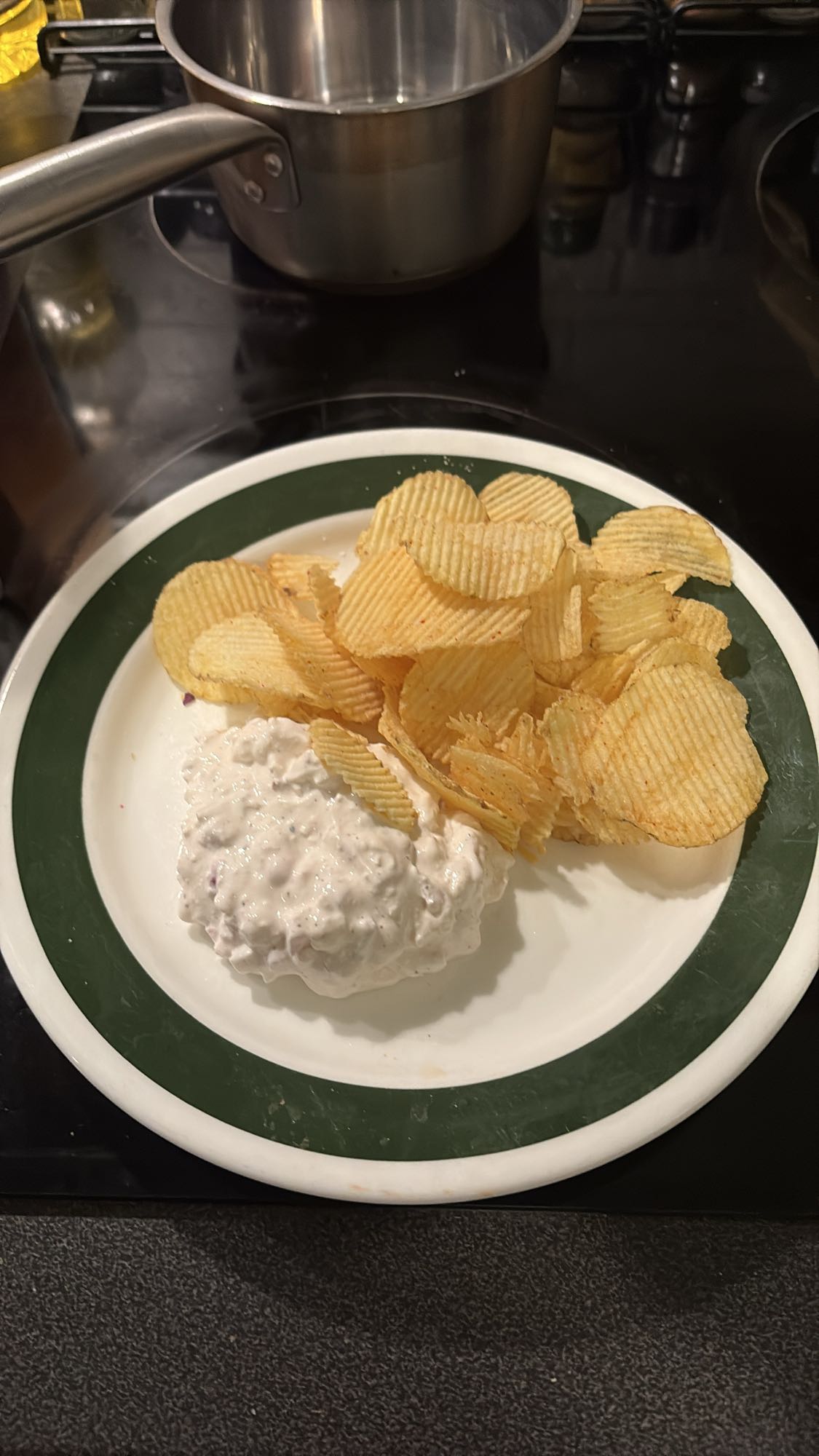 Chips med gräddfilsdipp