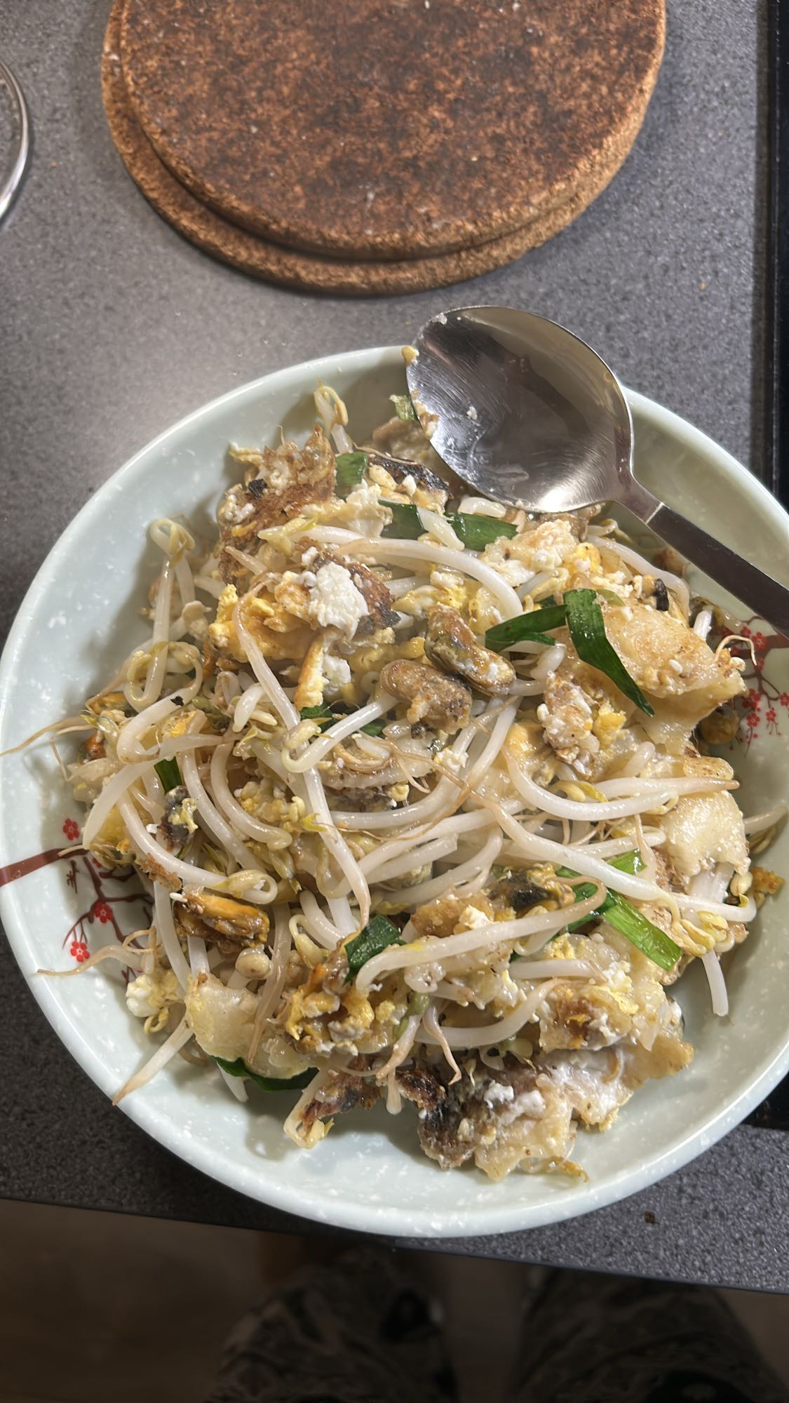 Stekt egg og bønnespirer