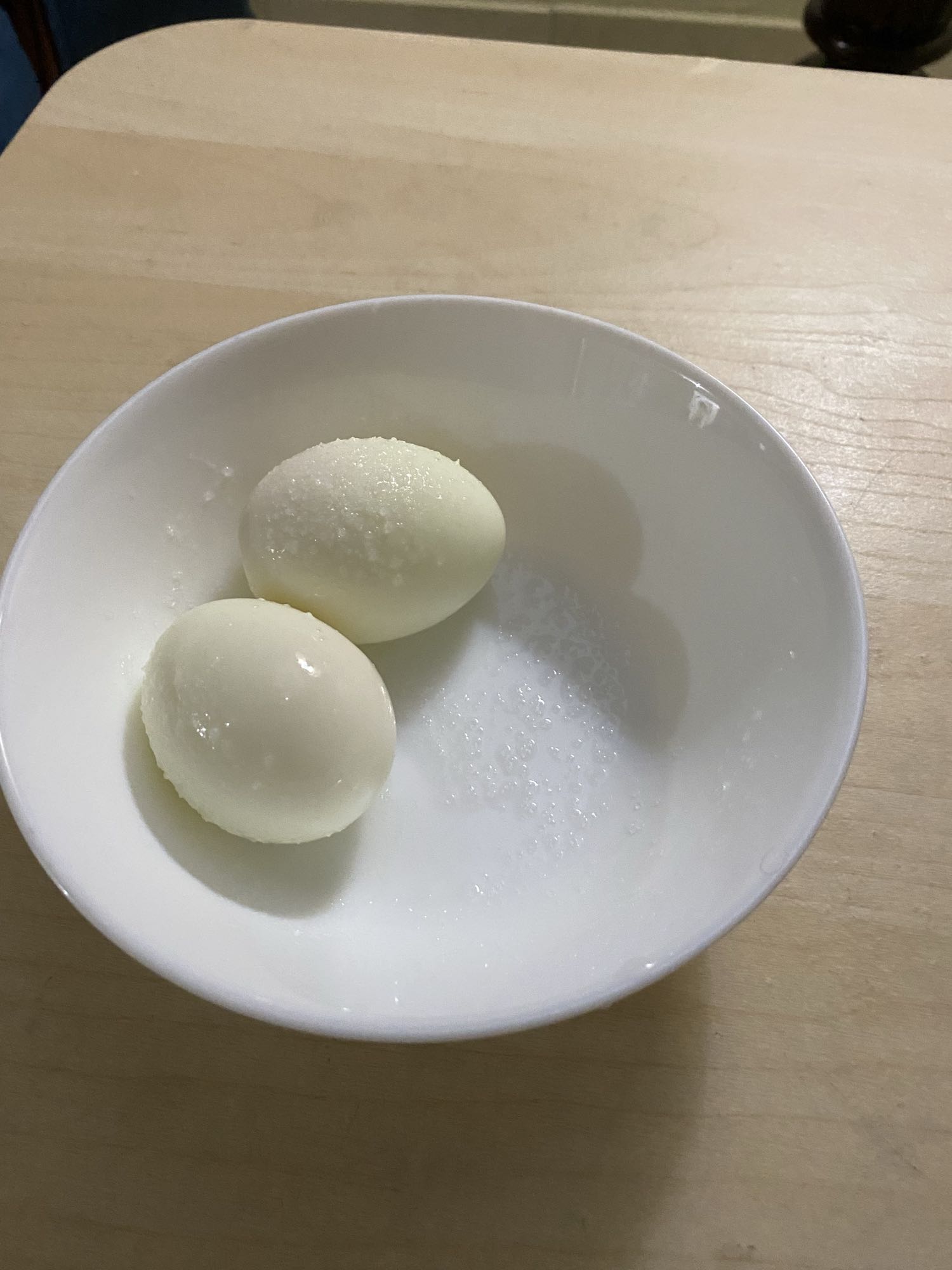 Huevos duros con sal