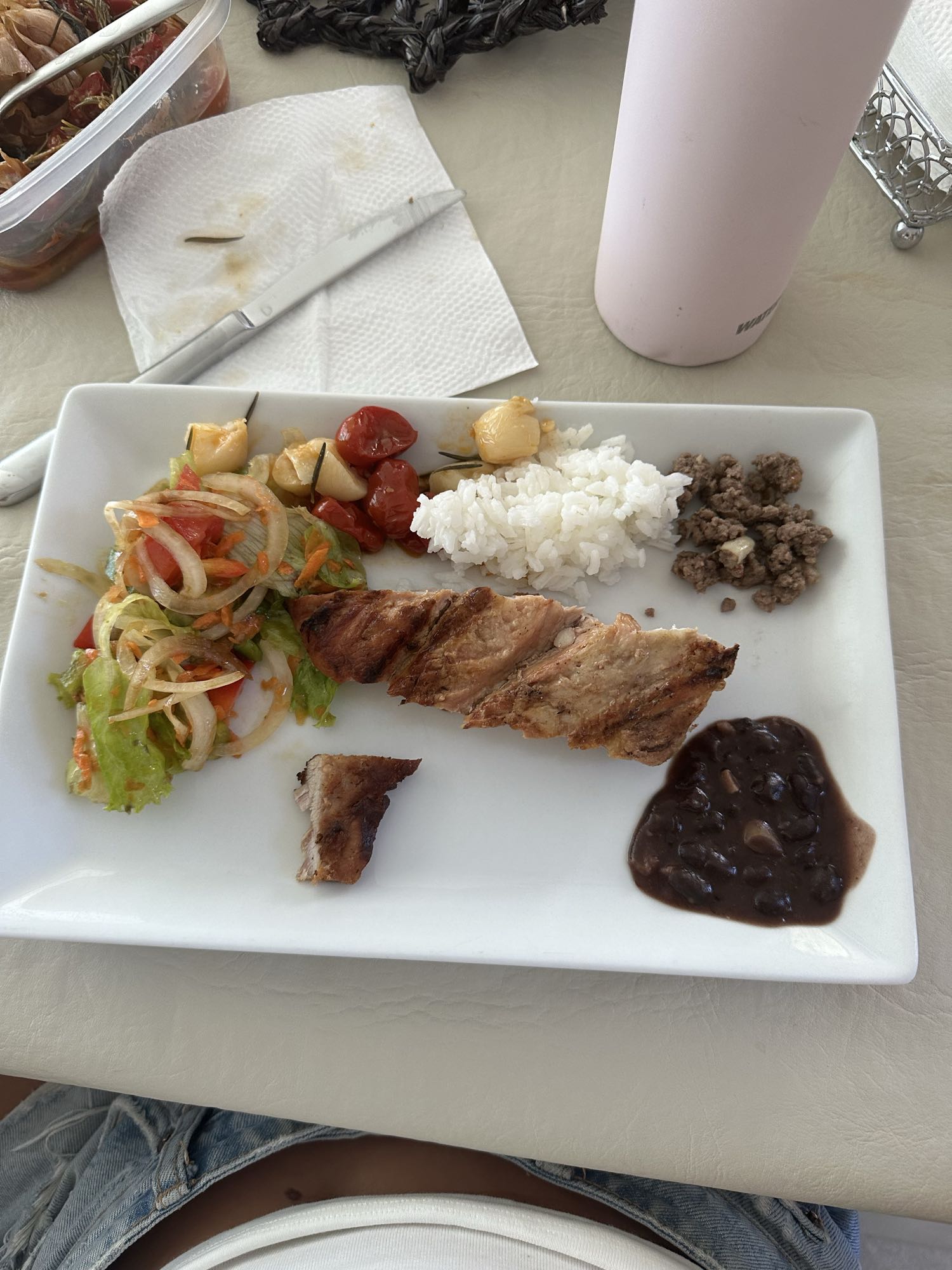 Plato mixto con arroz y carne