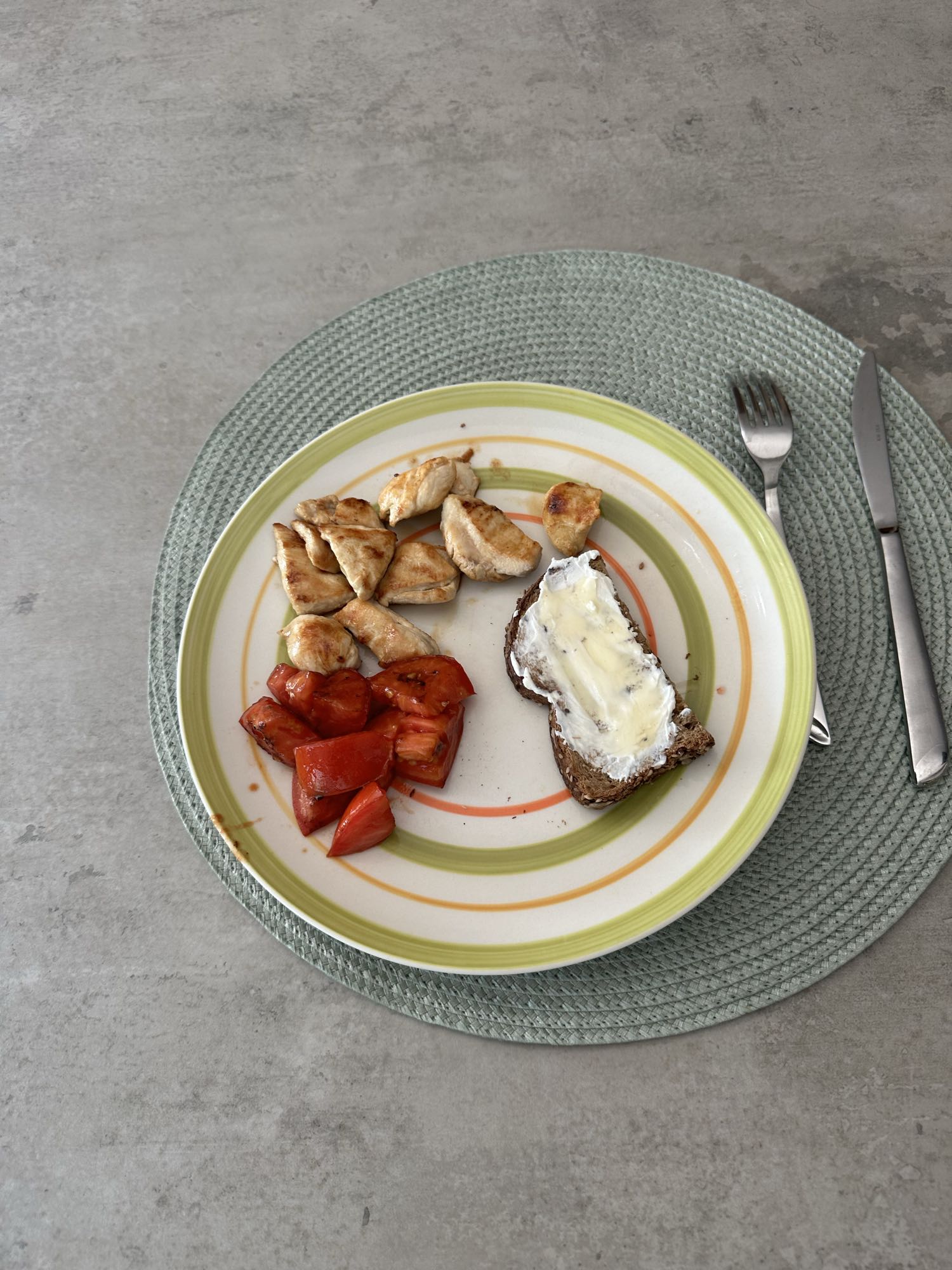 Pollo, tomate y pan con queso