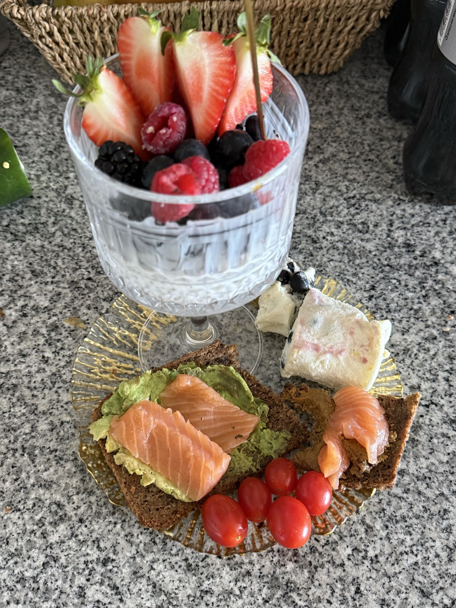 Сніданок з лососем та ягодами