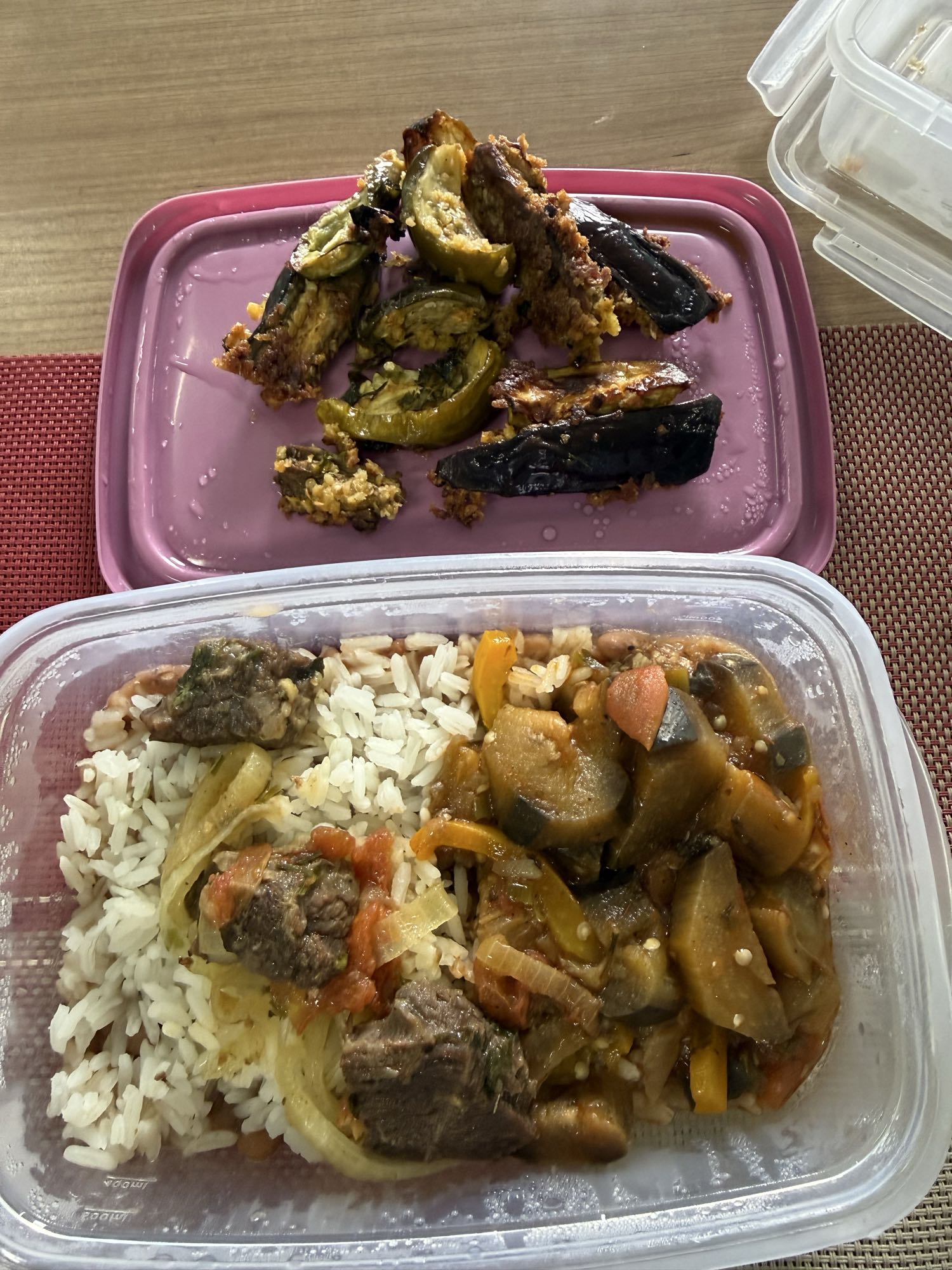 Carne com arroz e legumes