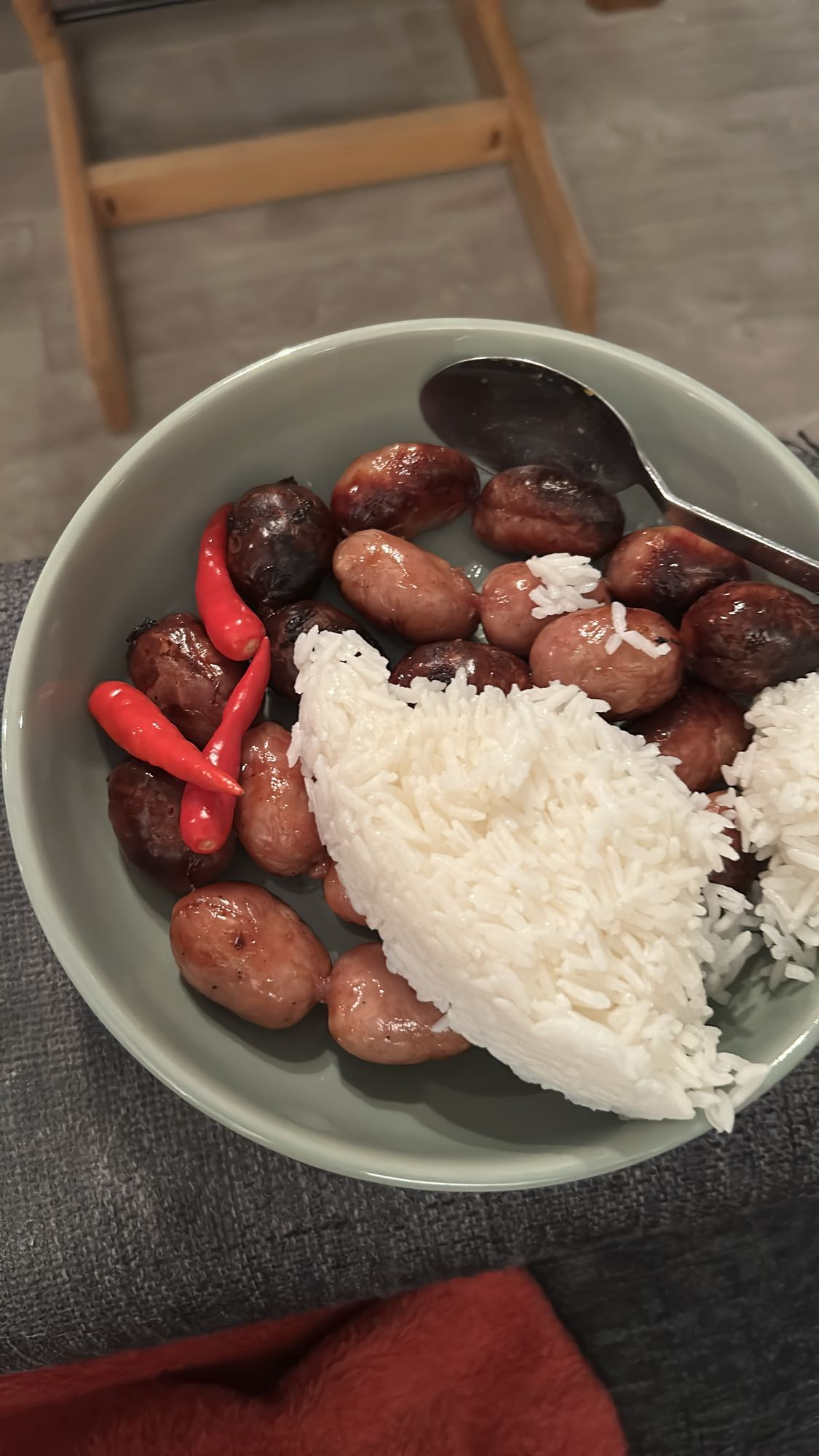 Pølser med ris og chili