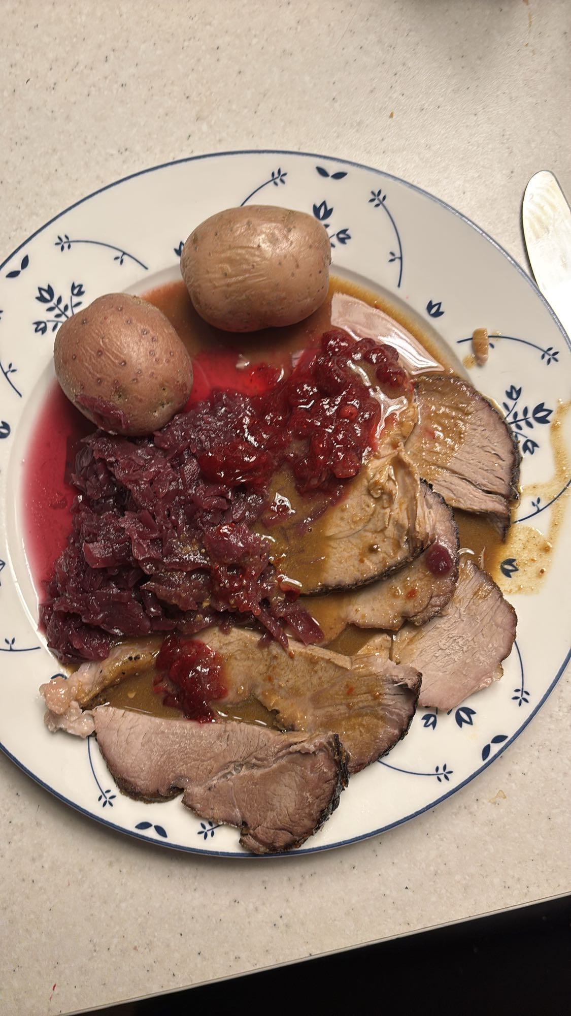 Svinestek med poteter og kål