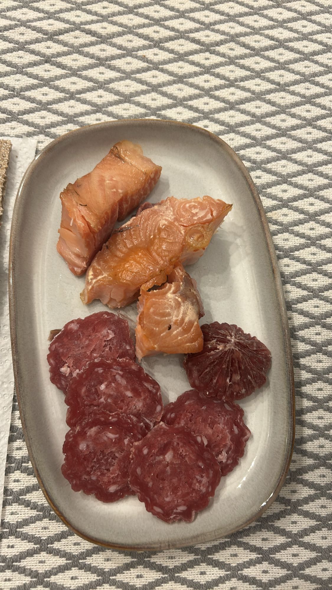 Somon și salam uscat