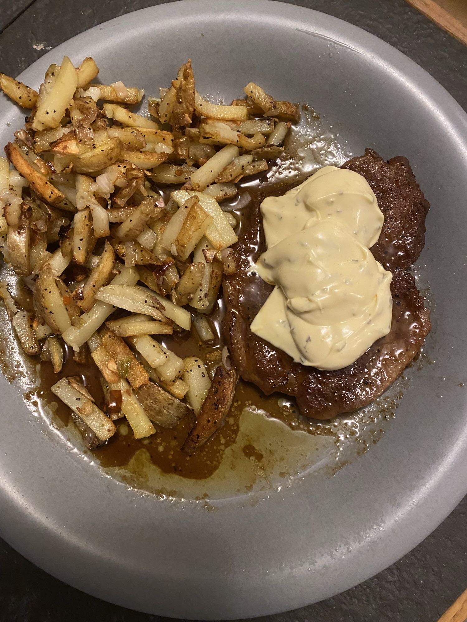 Biff med pommes och sås