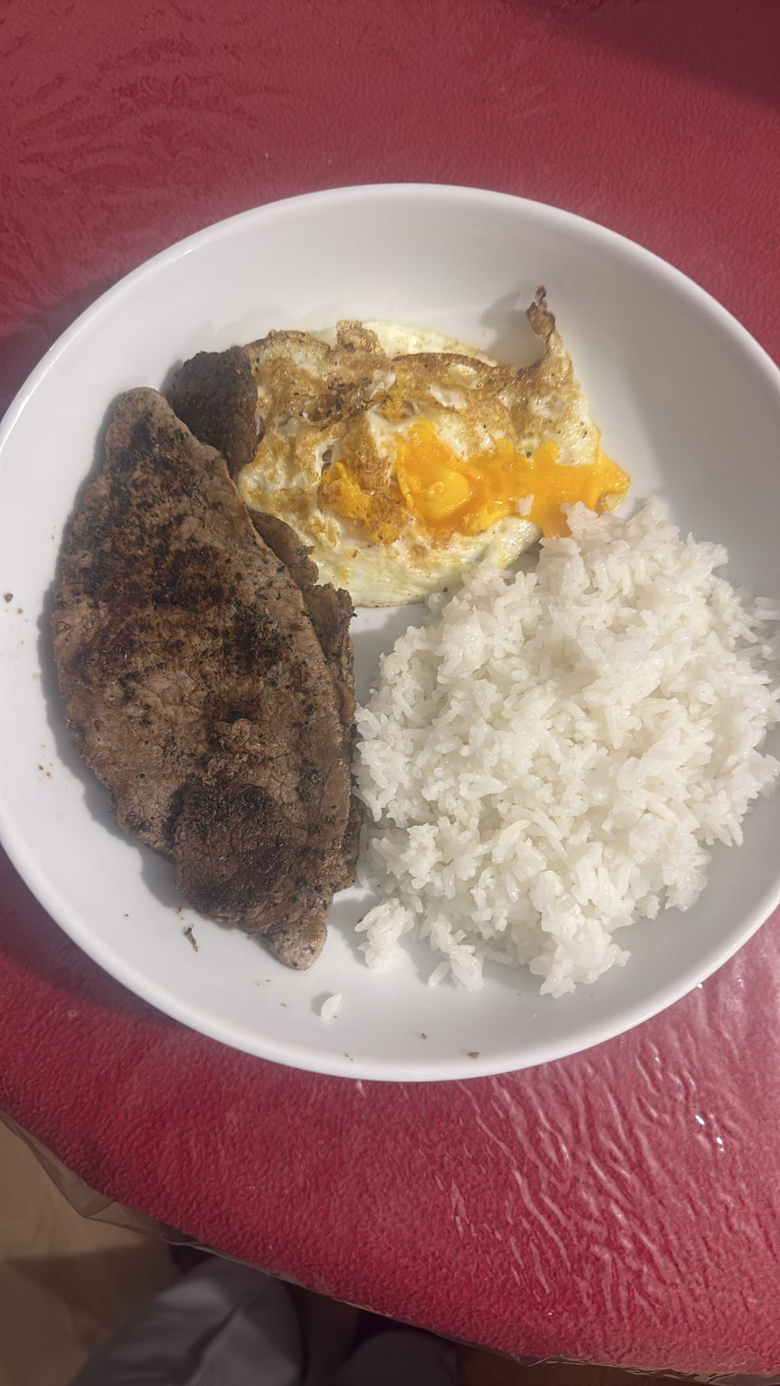 Carne con arroz y huevo