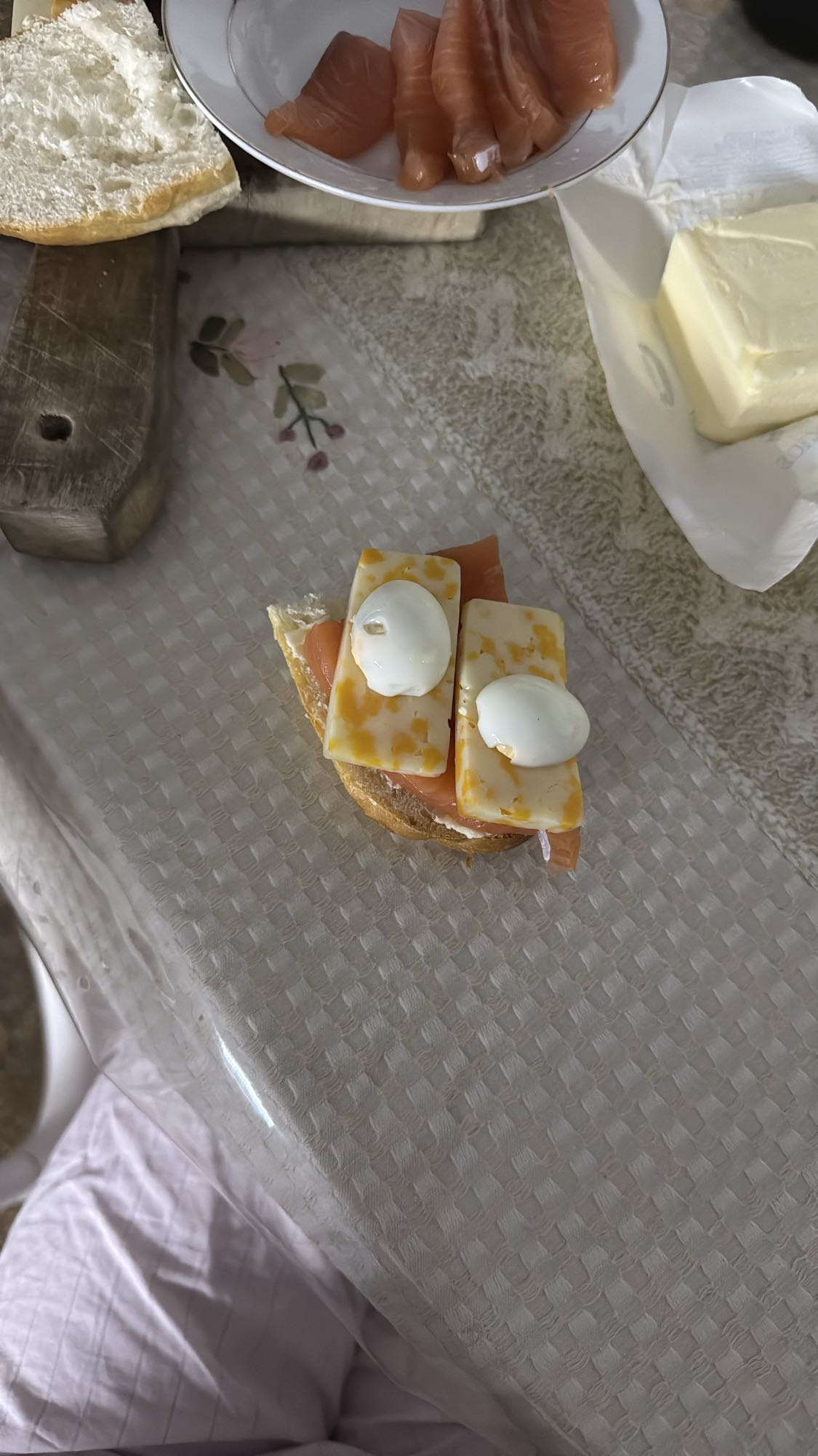 бутерброд с лососем и сыром