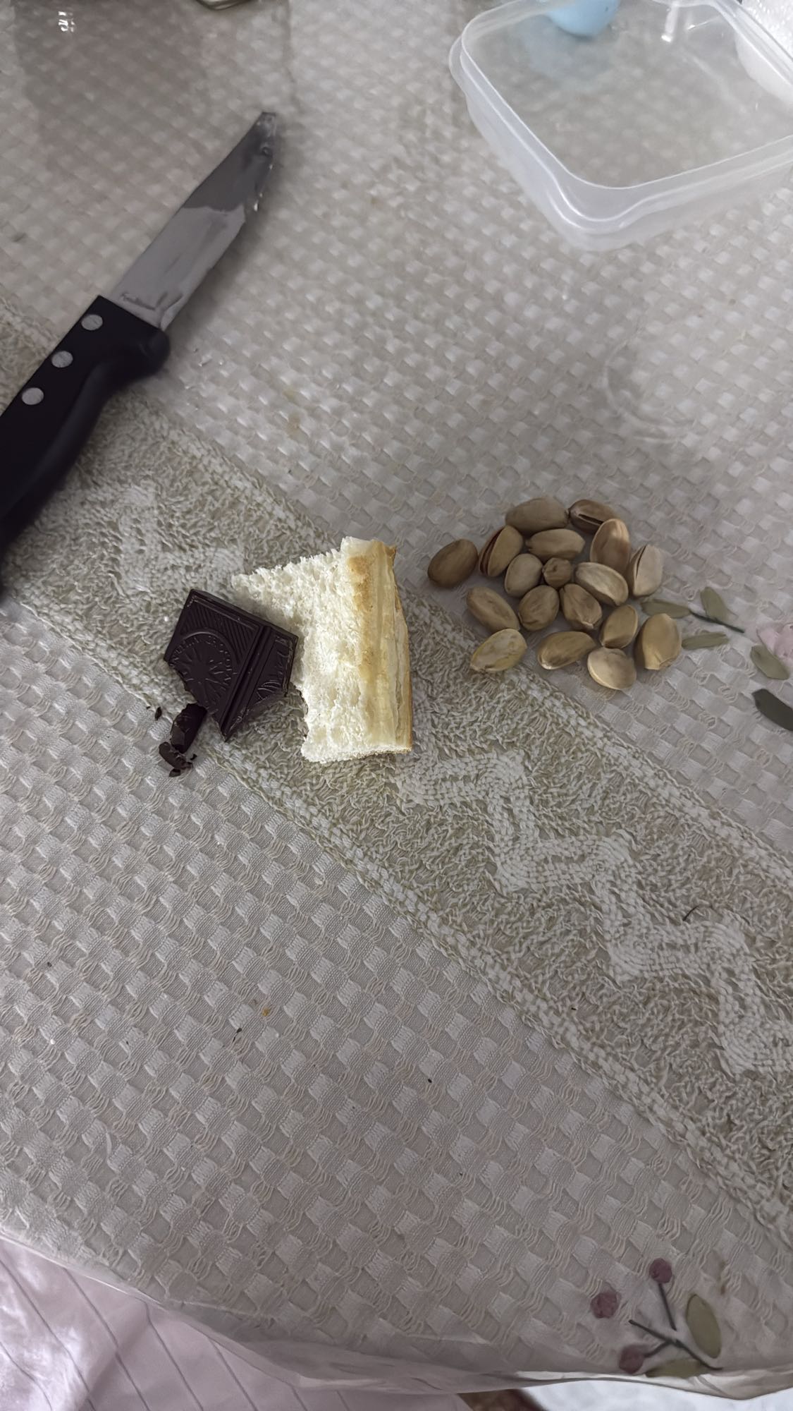 Шоколад, хлеб и фисташки