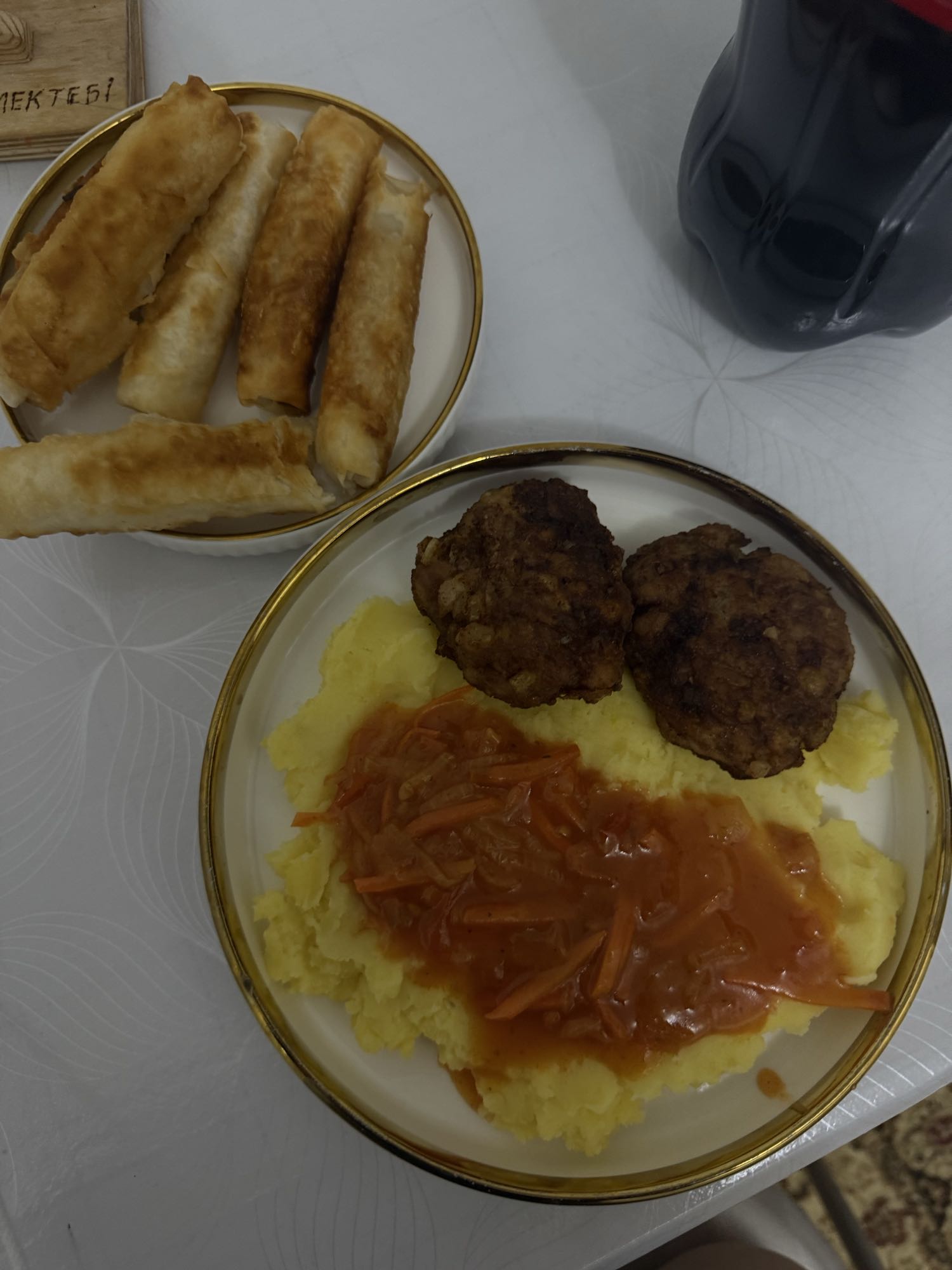 Котлеты с пюре и трубочки