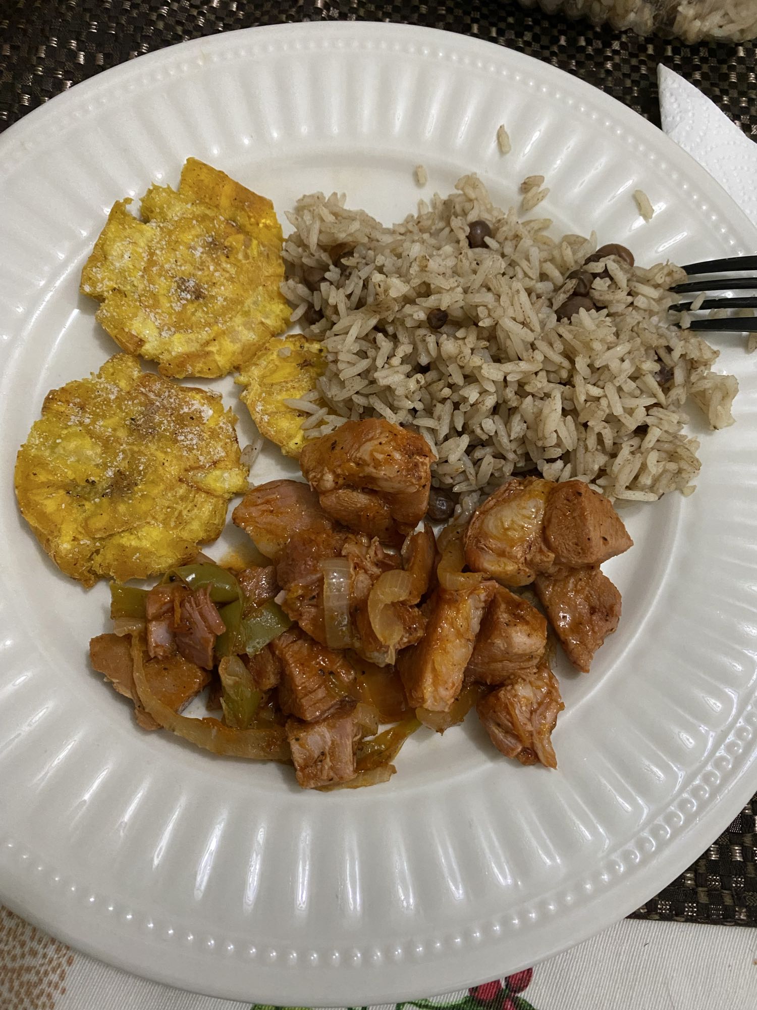 Pollo guisado con arroz y tostones