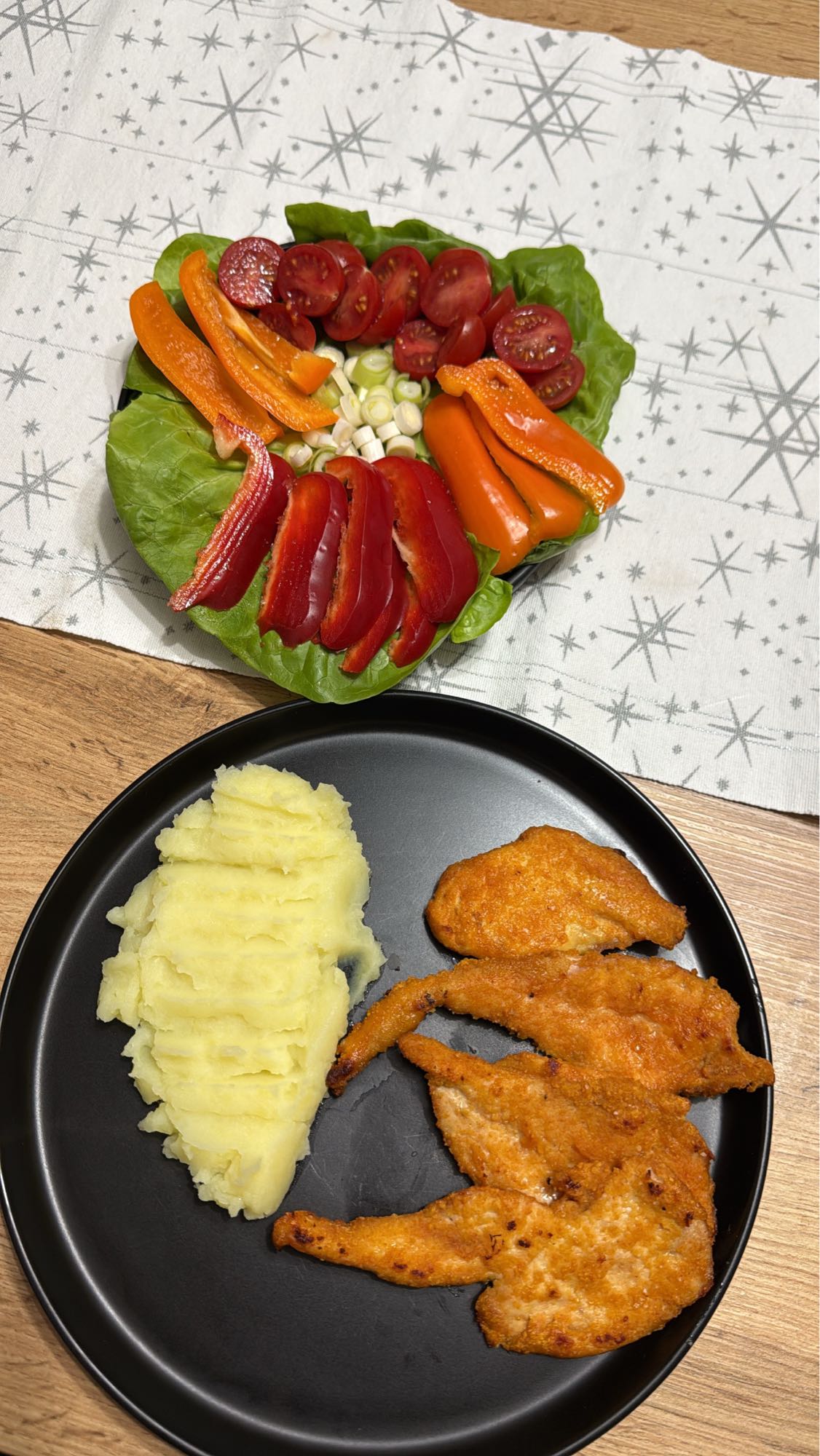 Pui pane cu piure și salată