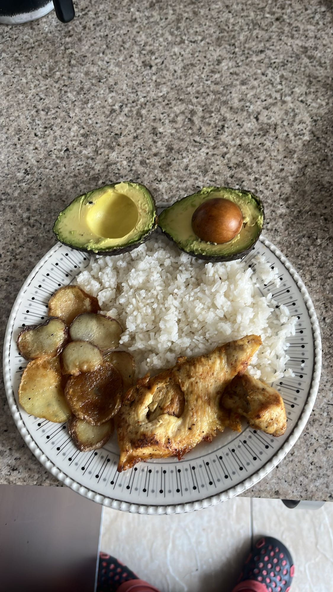 Pollo con arroz, papas y aguacate