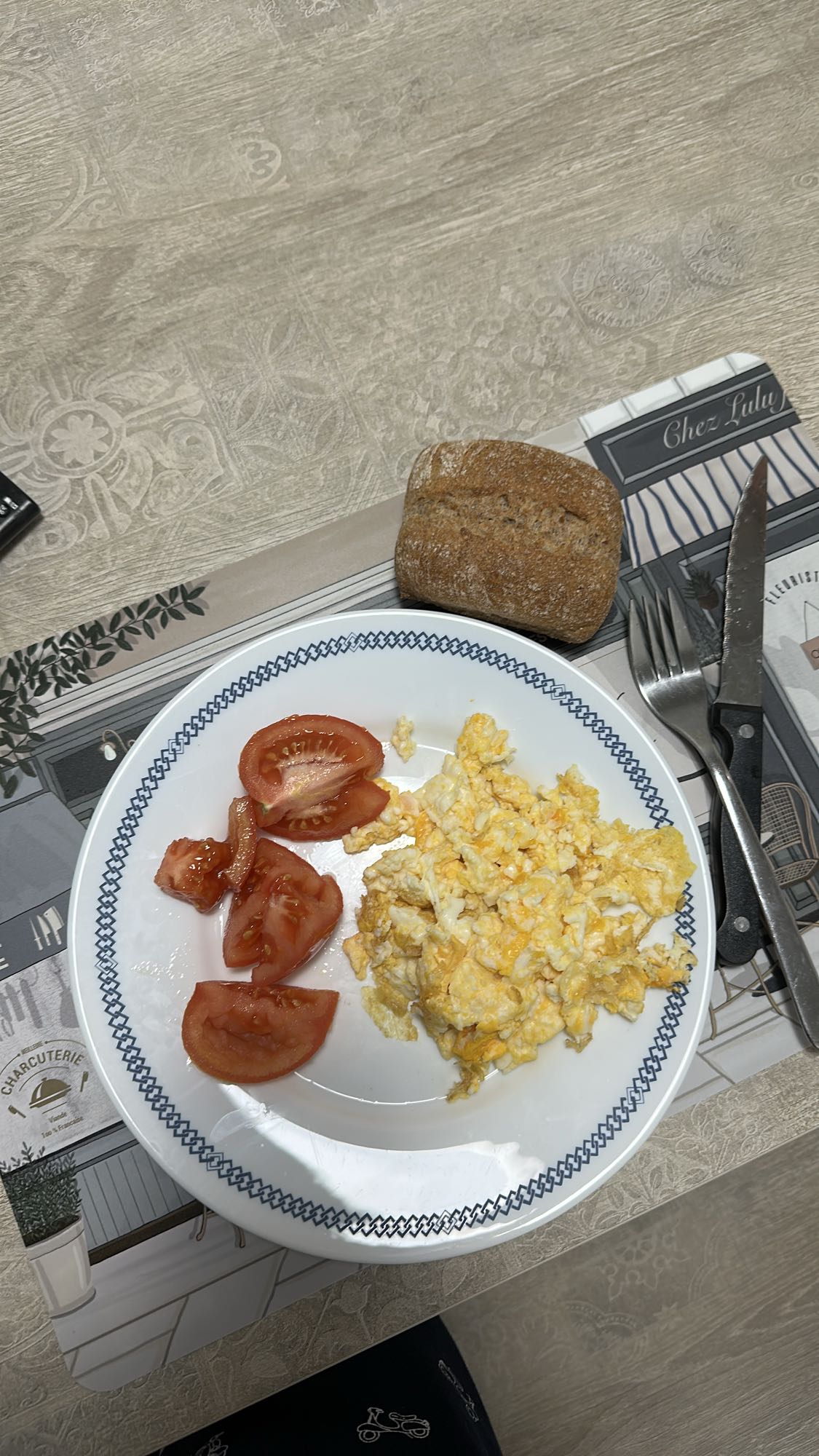 Huevos con pan y tomate