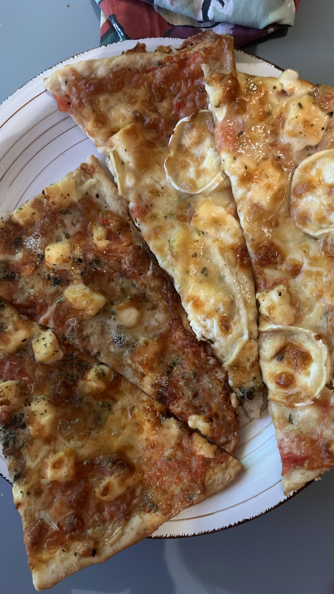 Pizza de queso y tomate