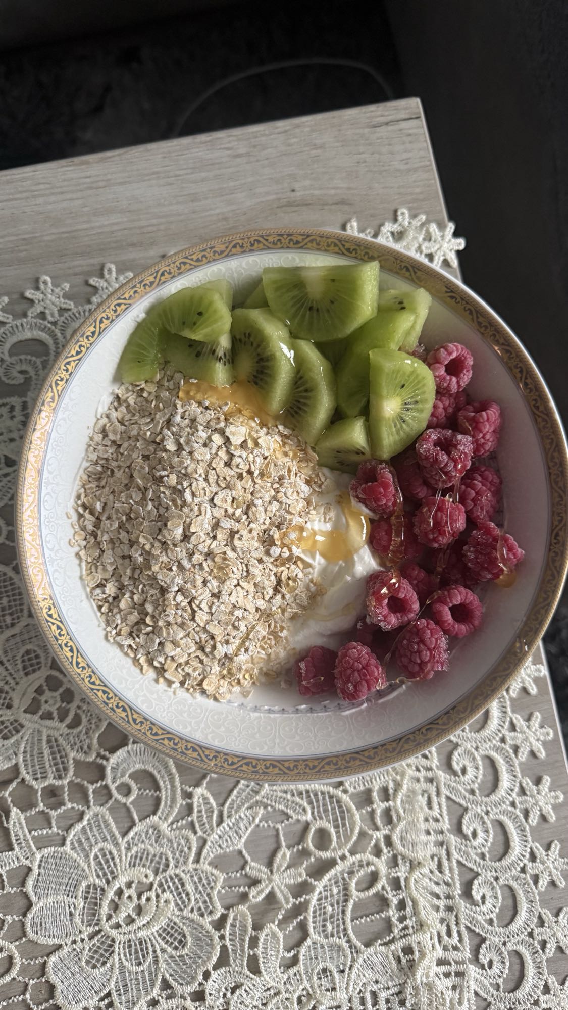 Mic dejun cu iaurt și fructe