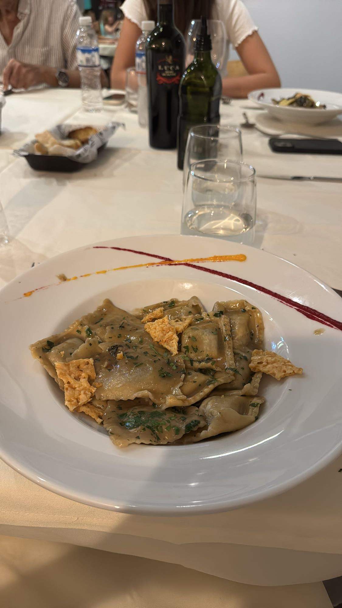 ravioles con salsa y queso