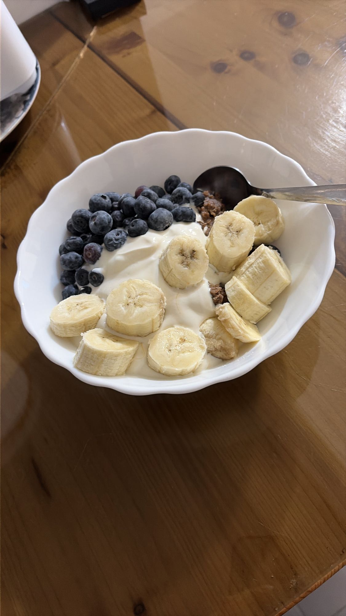 Terci de ovăz proteic cu iaurt și fructe