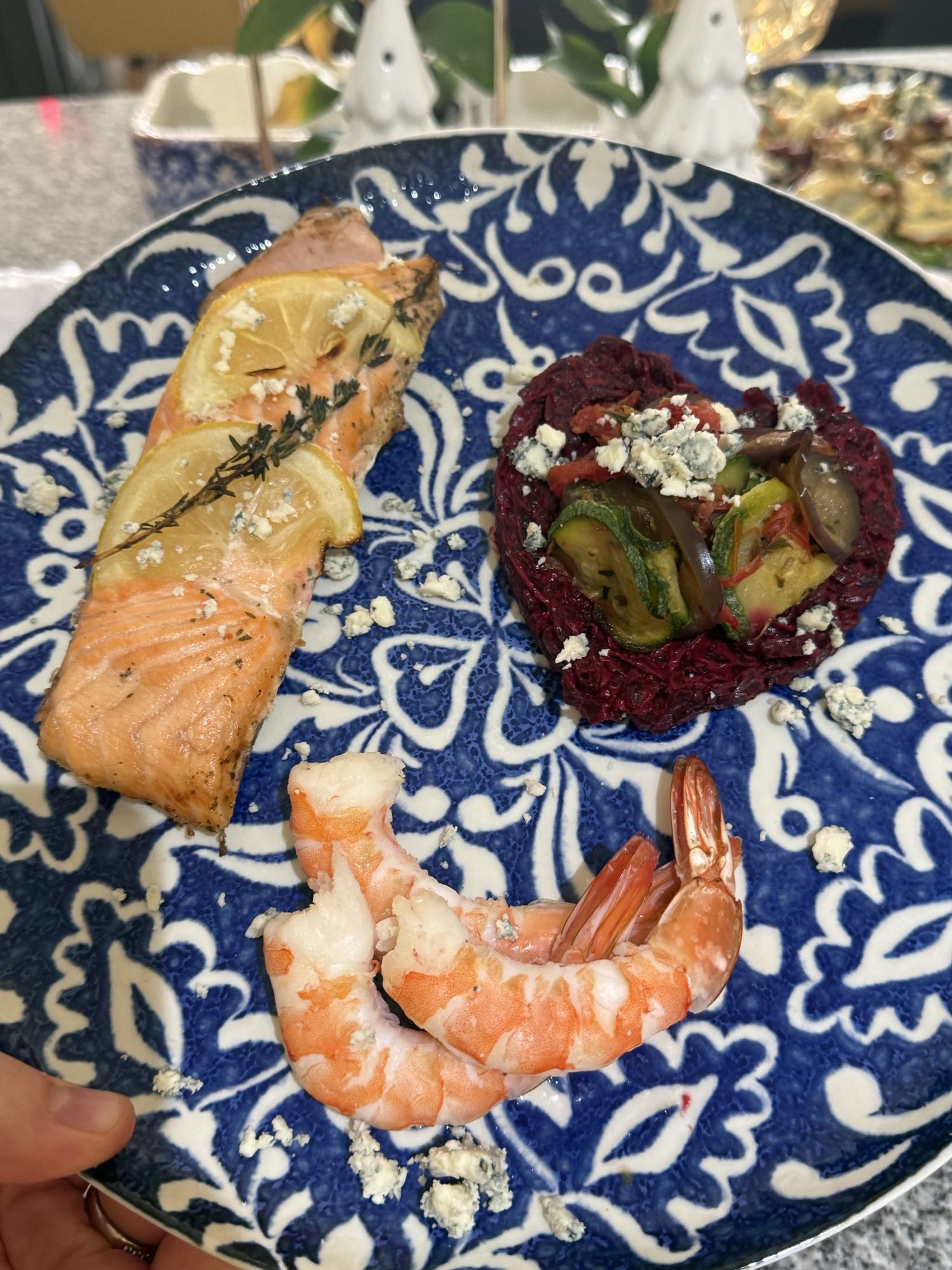 Лосось з овочами та креветками