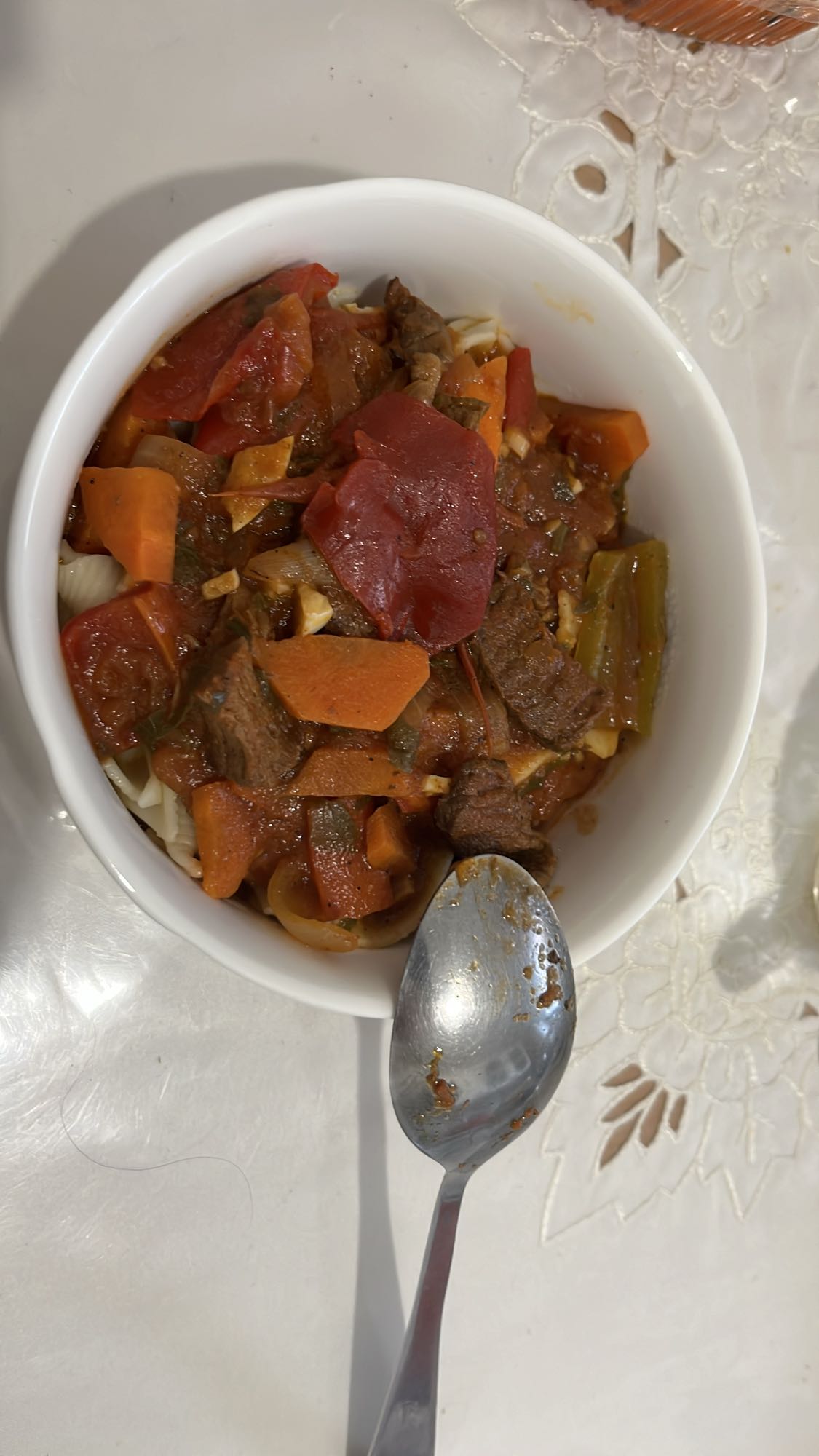 Говядина с овощами и макаронами
