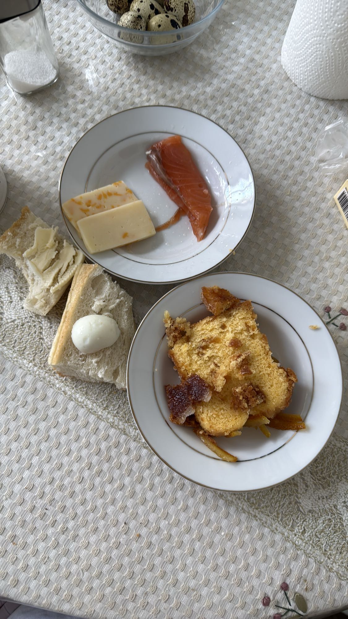 Завтрак с рыбой и хлебом