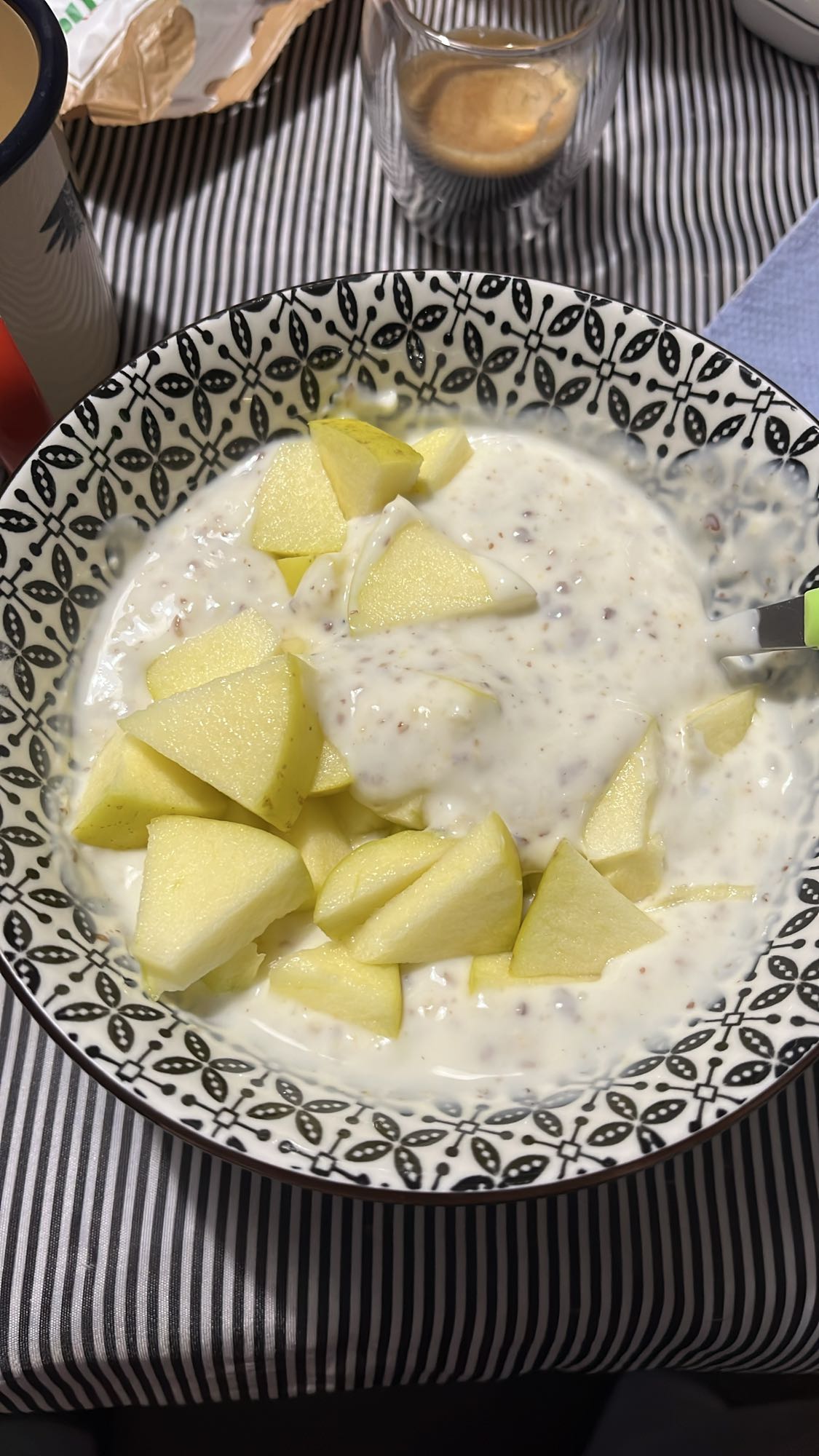 Кисело мляко с ябълка