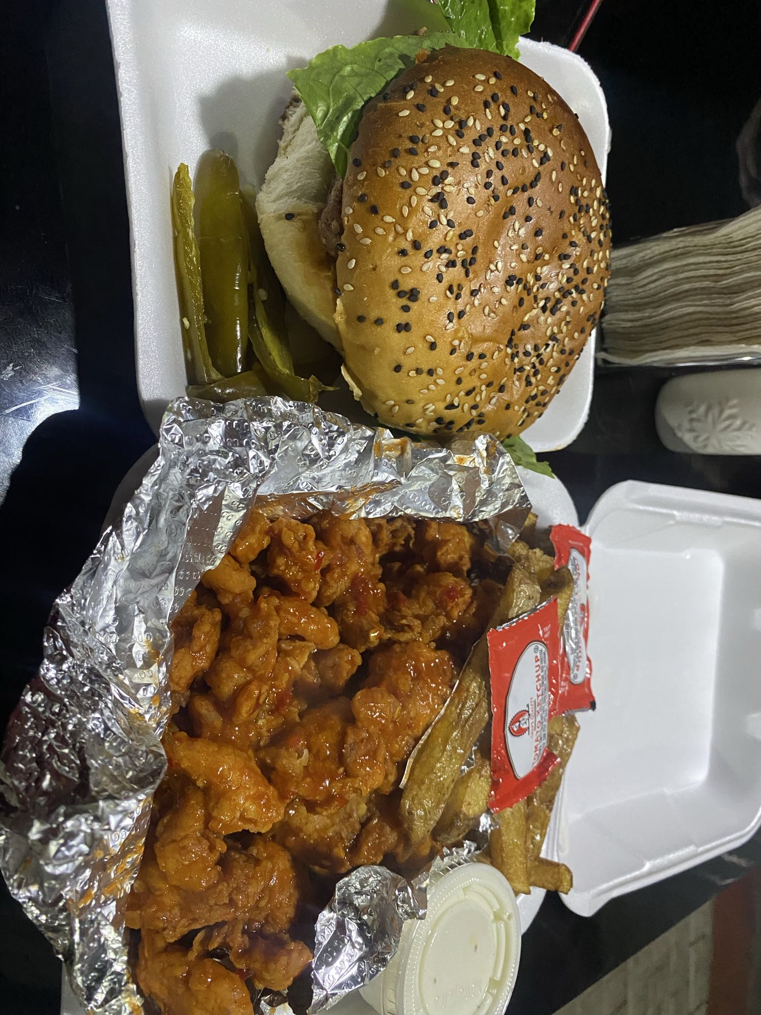 Hamburguesa y alitas picantes