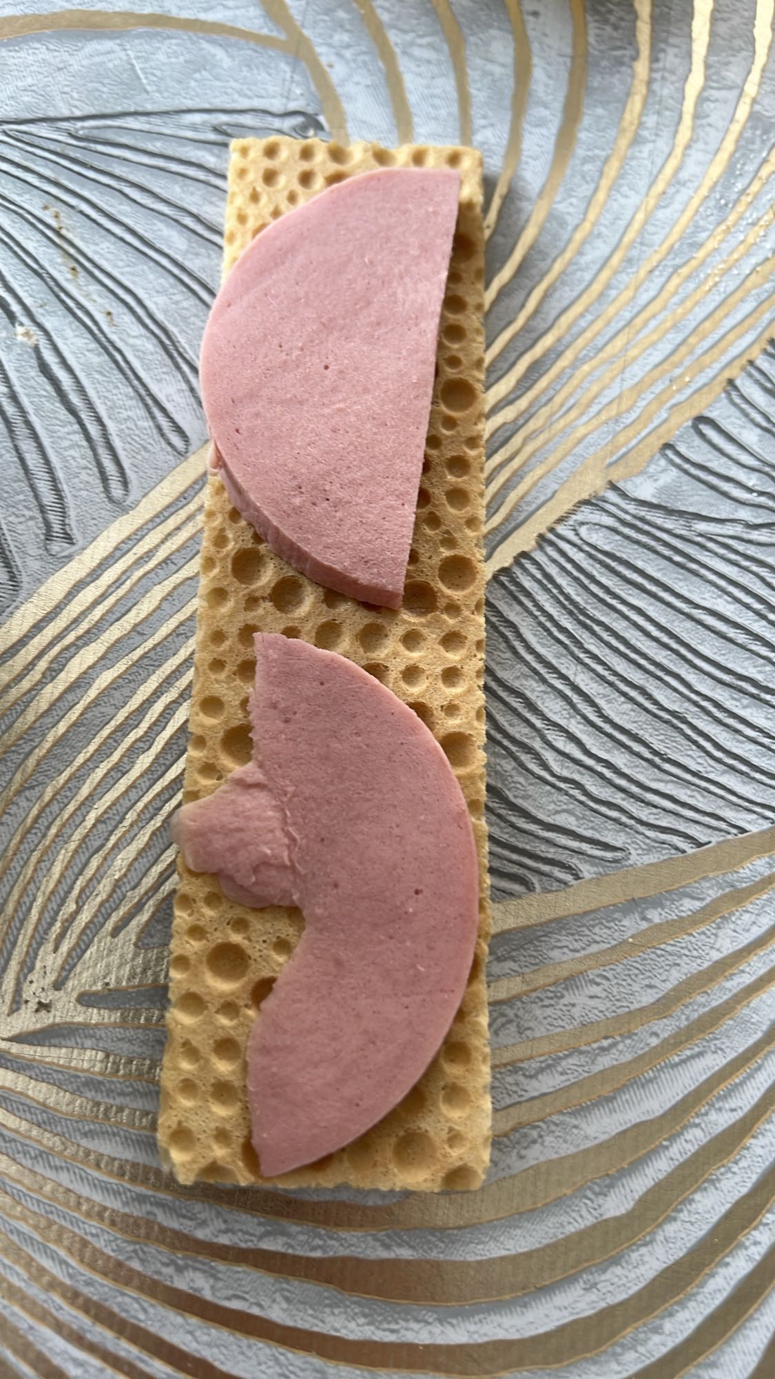 хлебец с колбасой