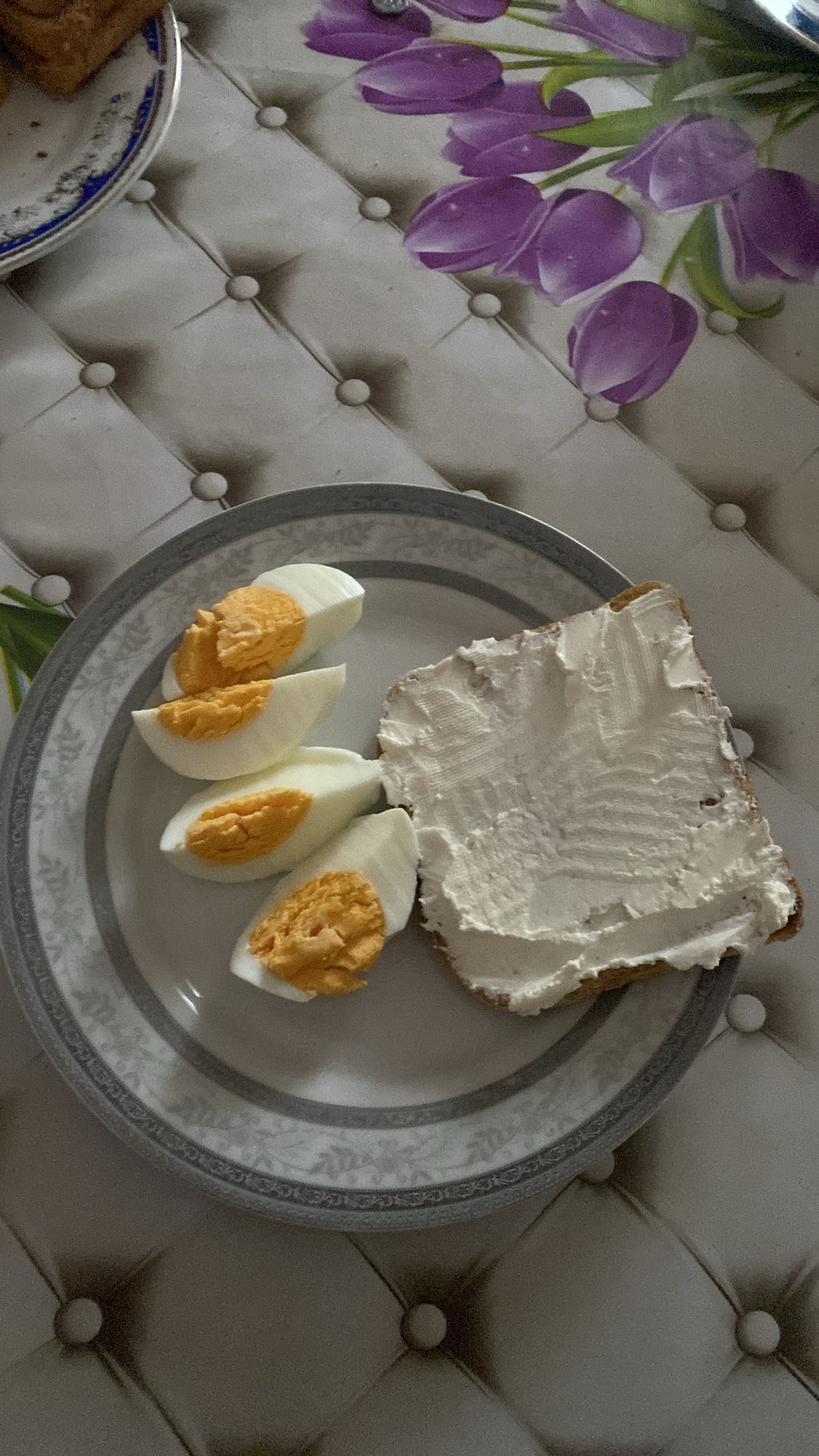 Ou fiert cu pâine și cremă