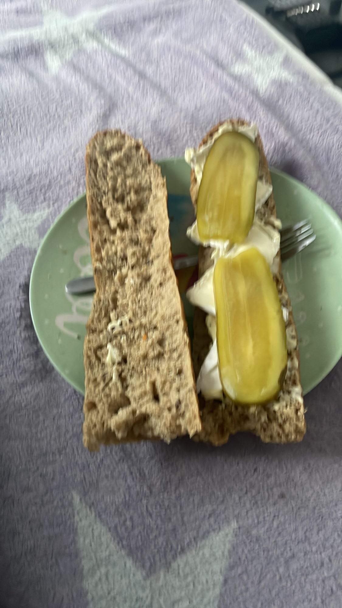 Kanapka z serem i ogórkiem