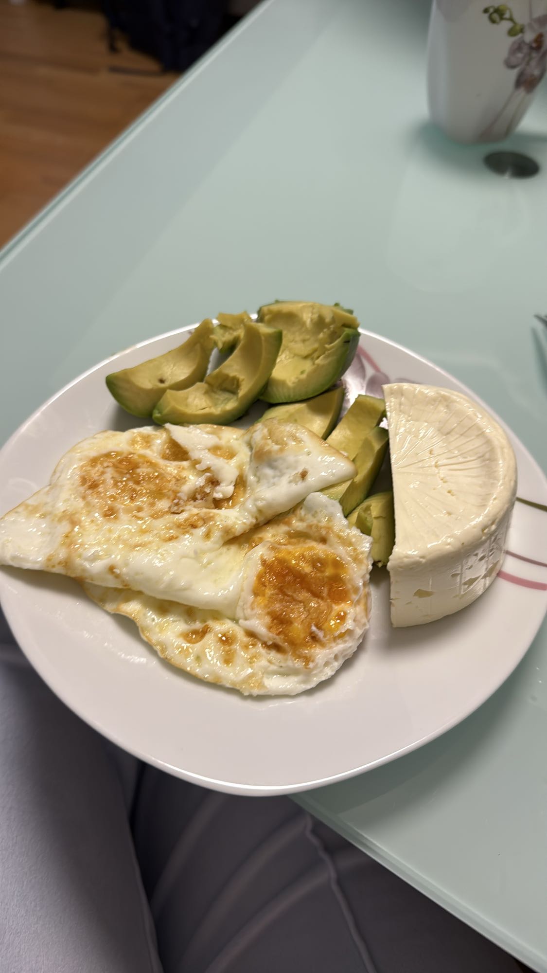 Huevos con aguacate y queso