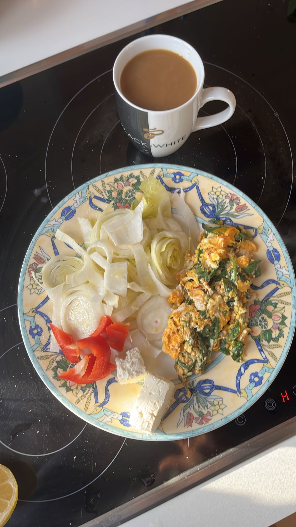 Kahvaltı tabağı ve kahve
