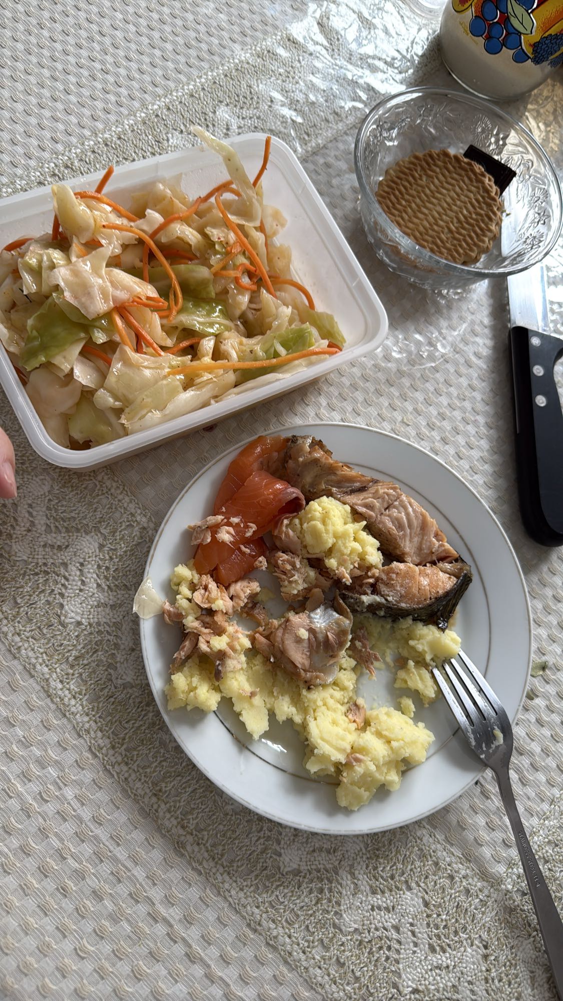 Рыба с пюре и салатом