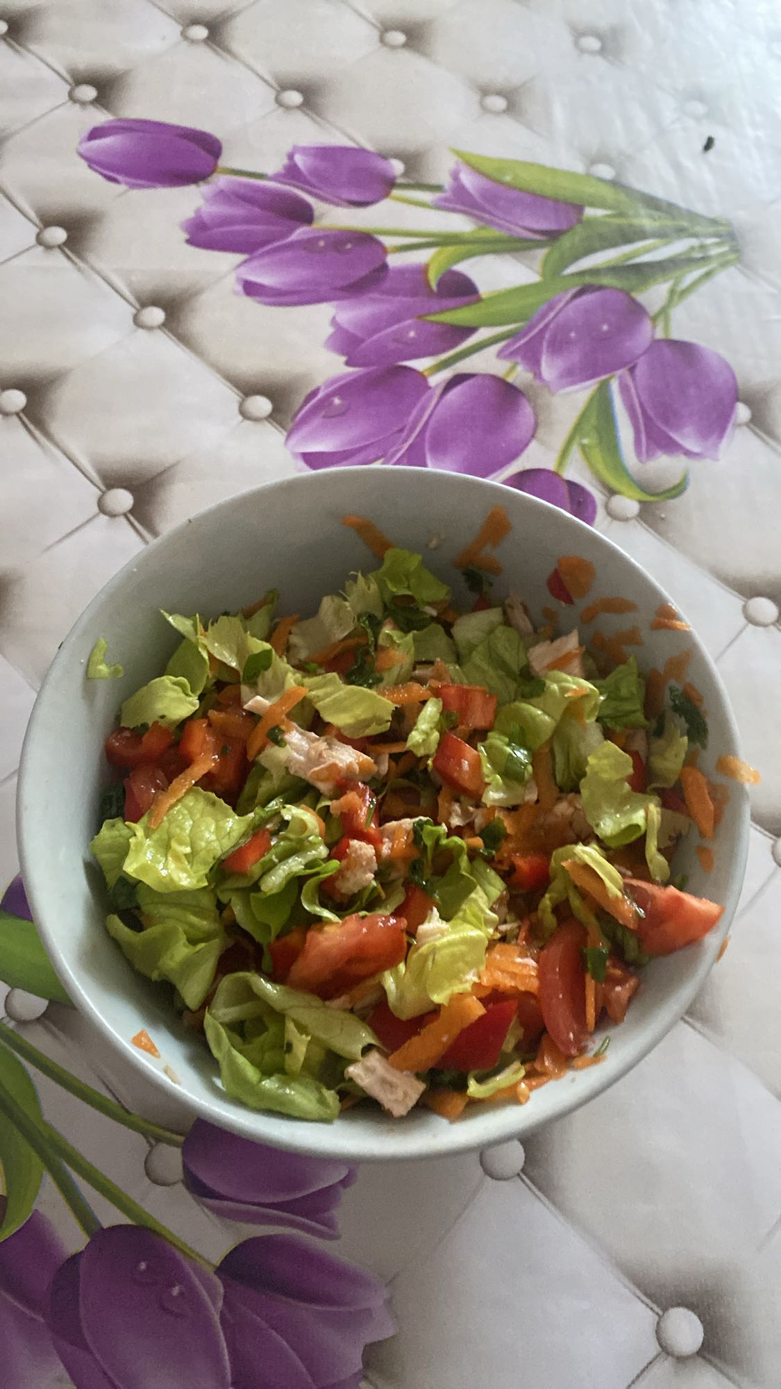 Salată proaspătă cu pui