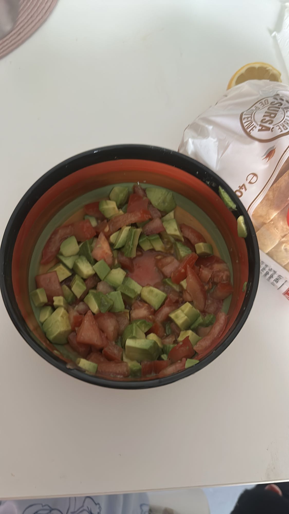 Salată avocado și roșii