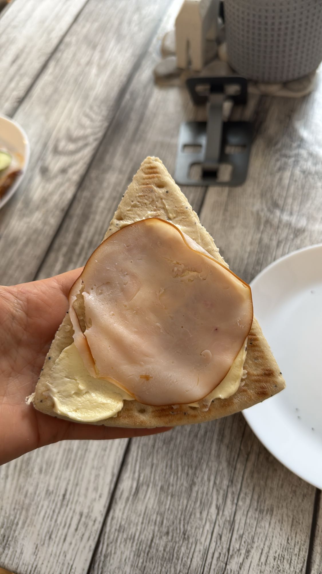 Smörgås med kalkon och Pågen Jubileumskaka (utan pitabröd)