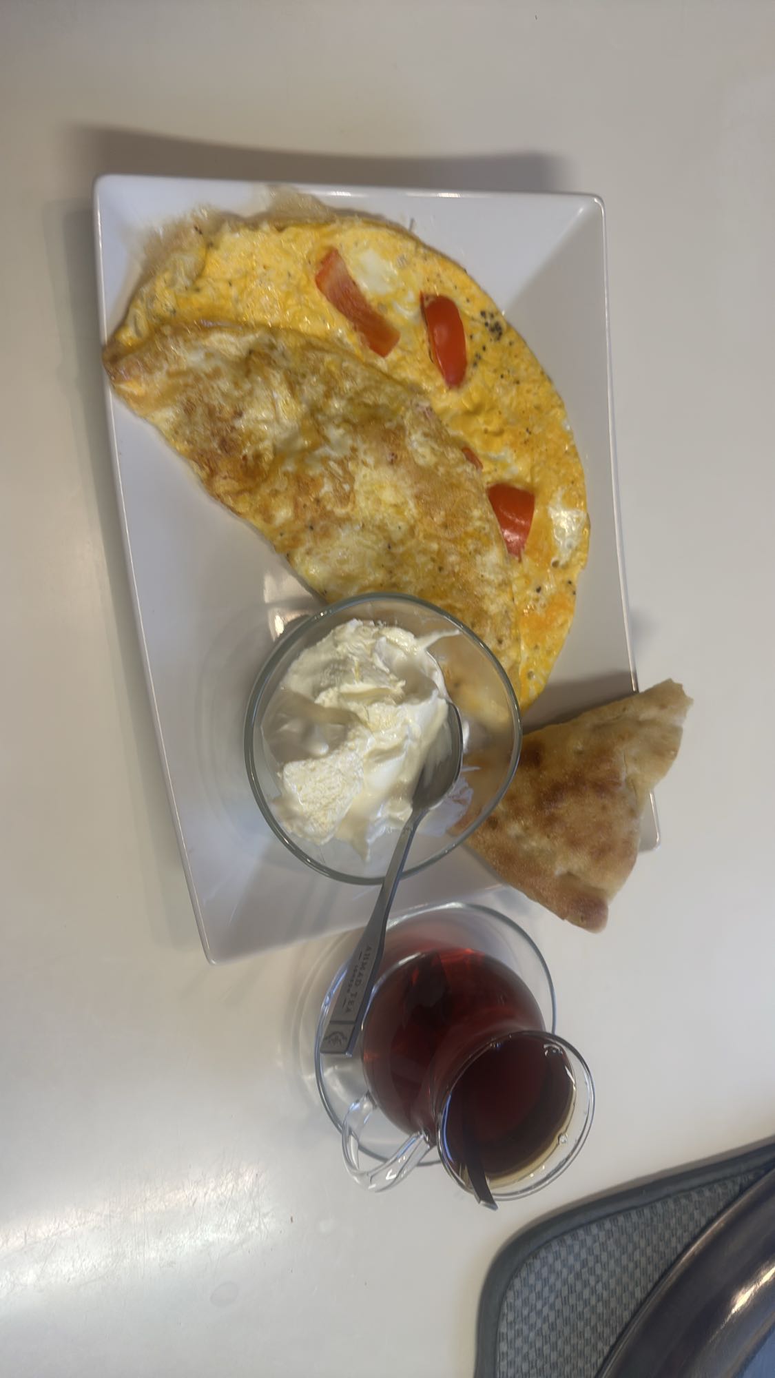 Omelett med bröd & yoghurt