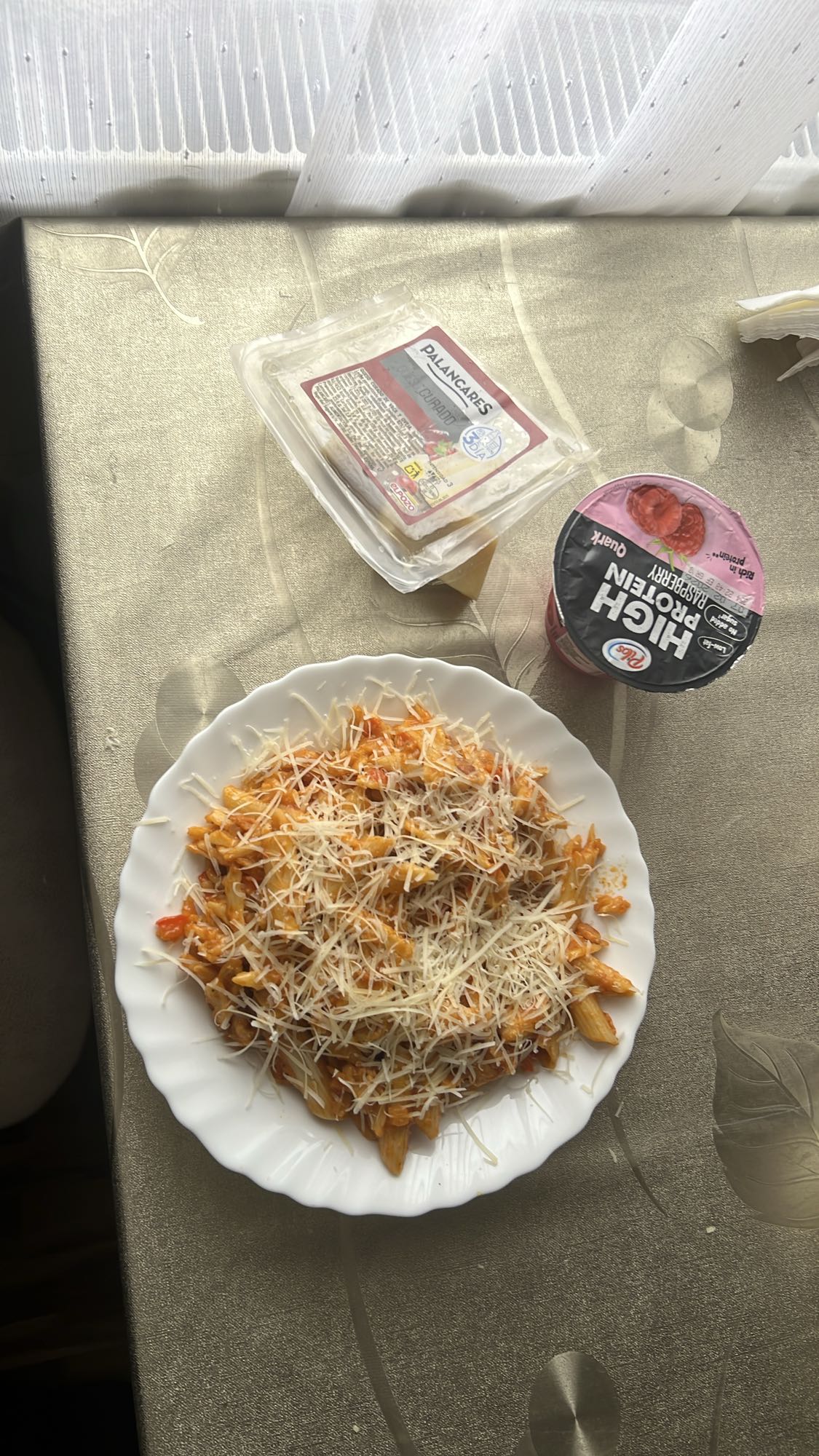 Paste cu brânză și iaurt