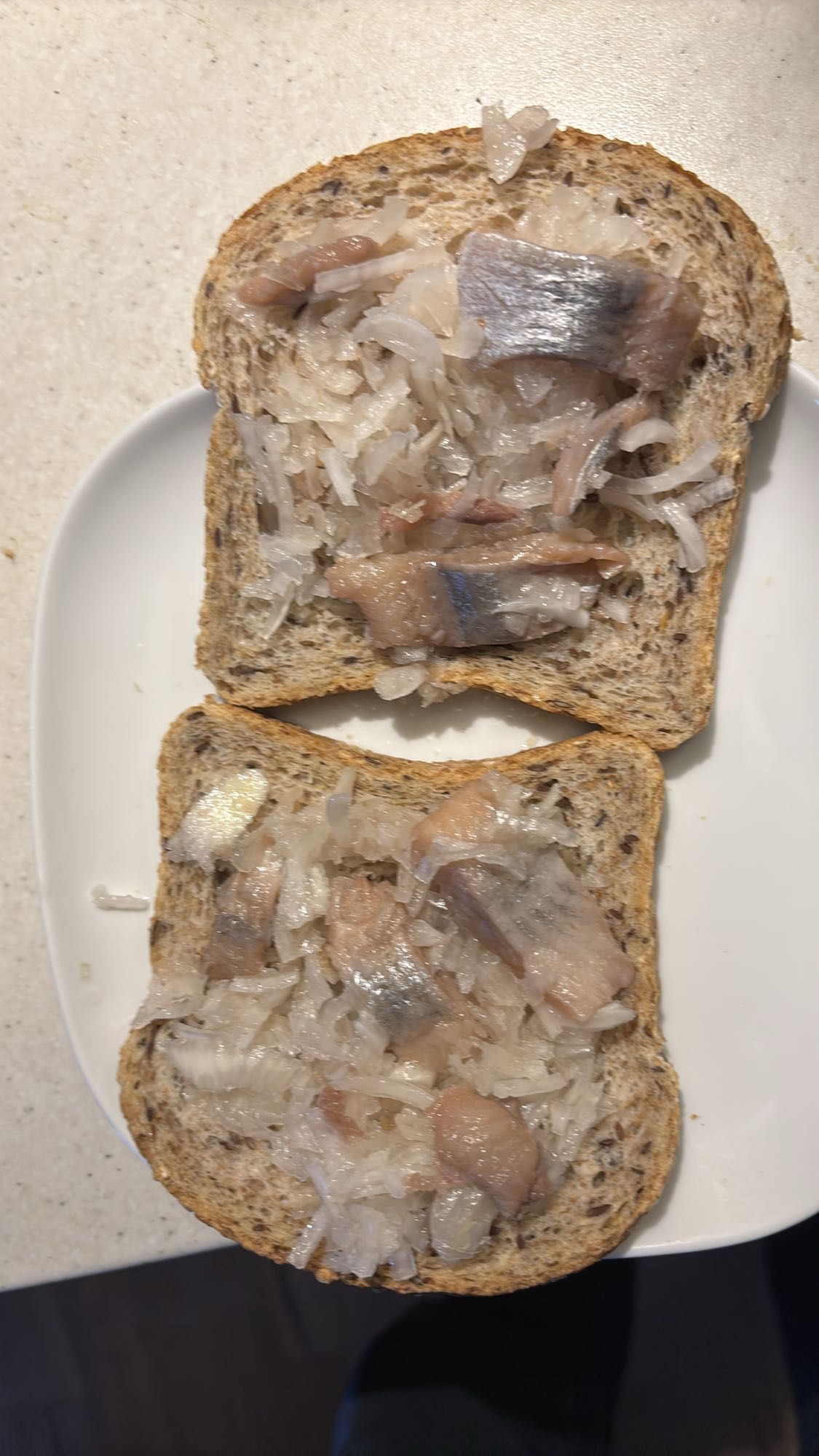 Sild og løk på grovbrød