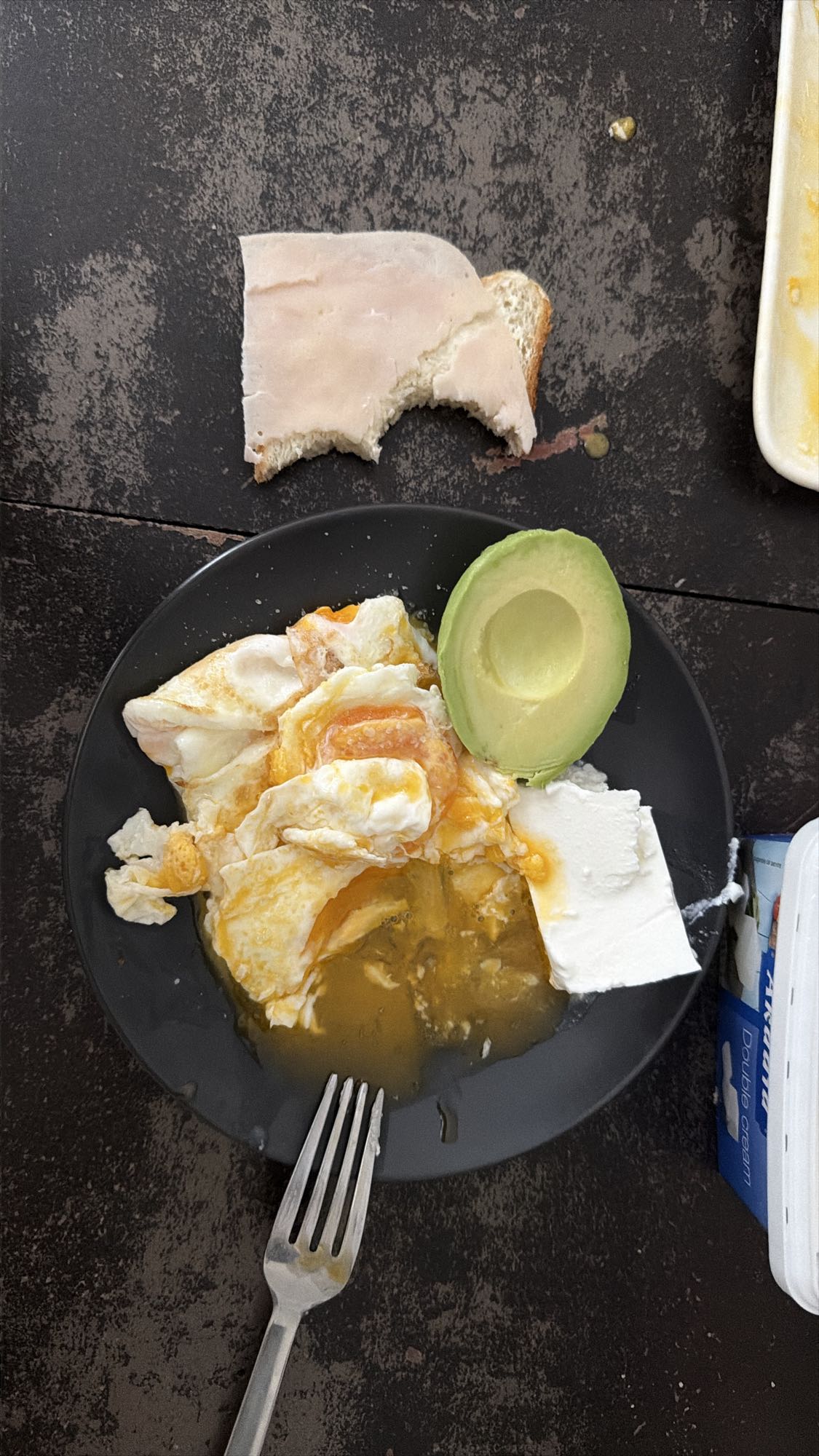 Mic dejun cu ouă și avocado