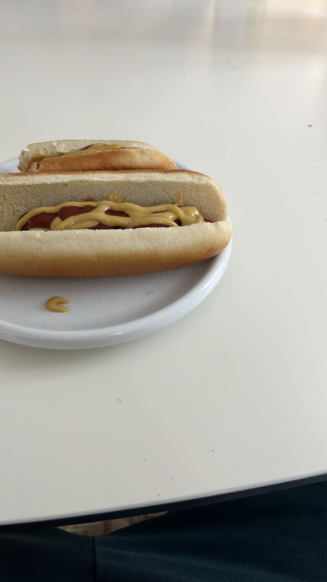 Korv med bröd och senap