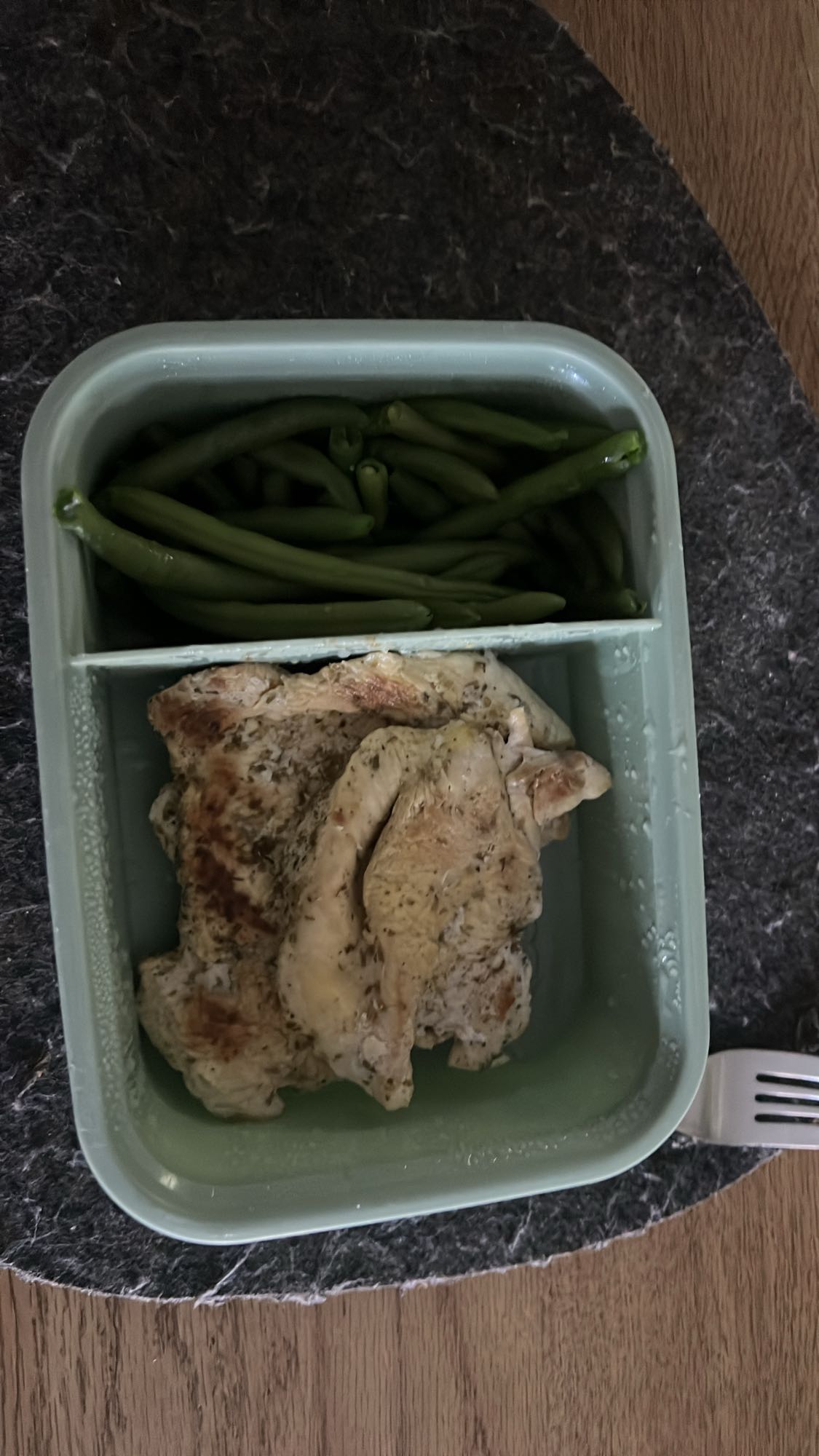 Tavuk ve yeşil fasulye tabağı