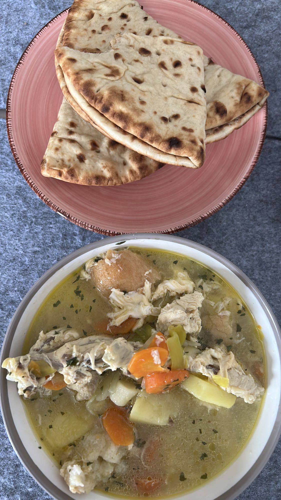 Sopa de pollo con pan