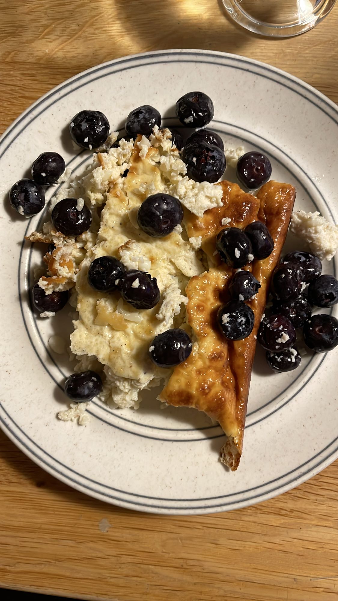 Omelett med blåbär och bröd