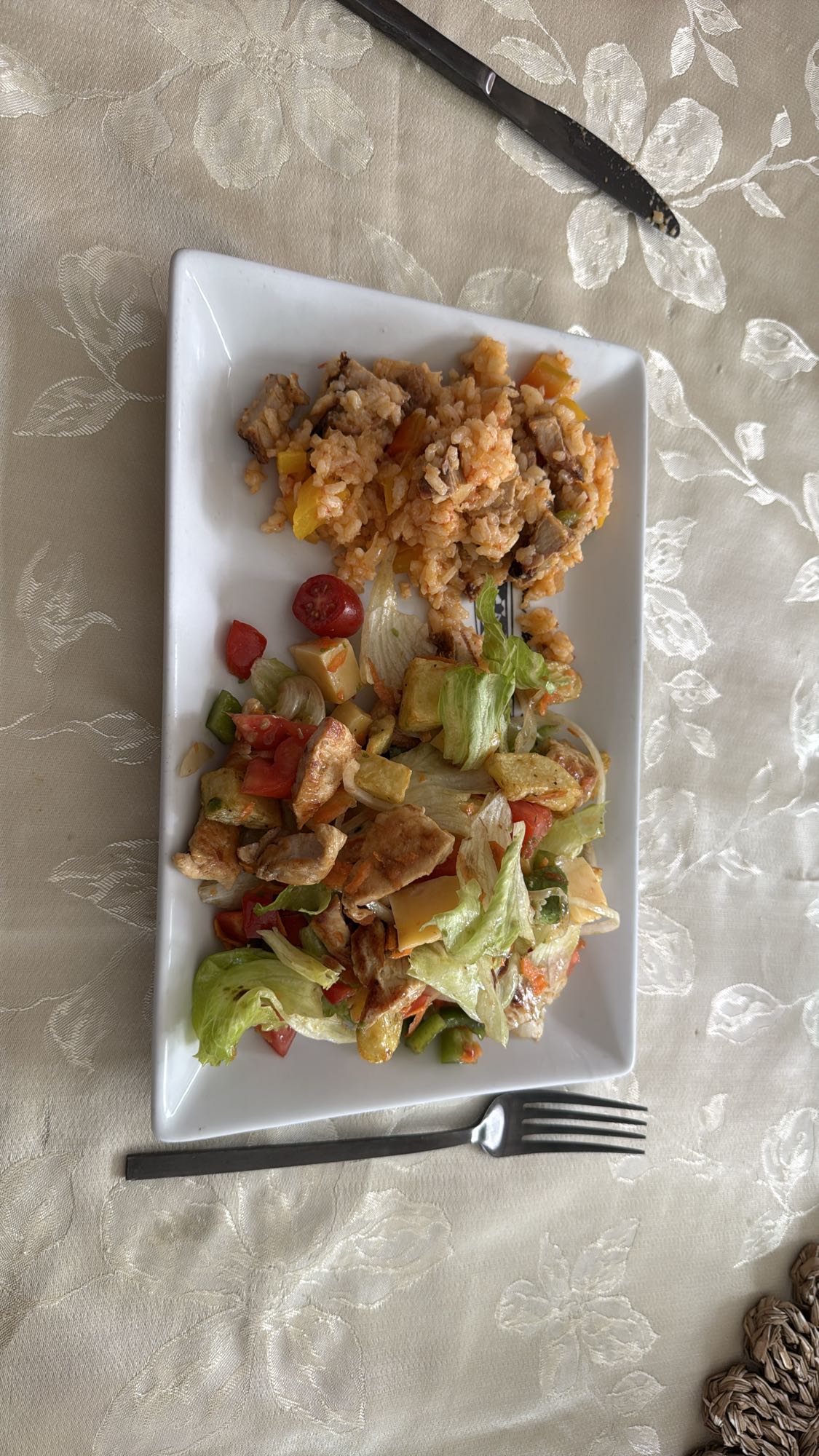 arroz con ensalada y pollo