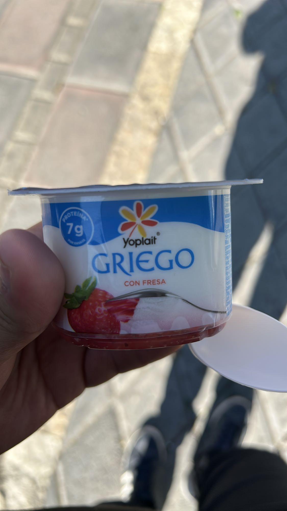 Yogur griego con fresa y suplementos