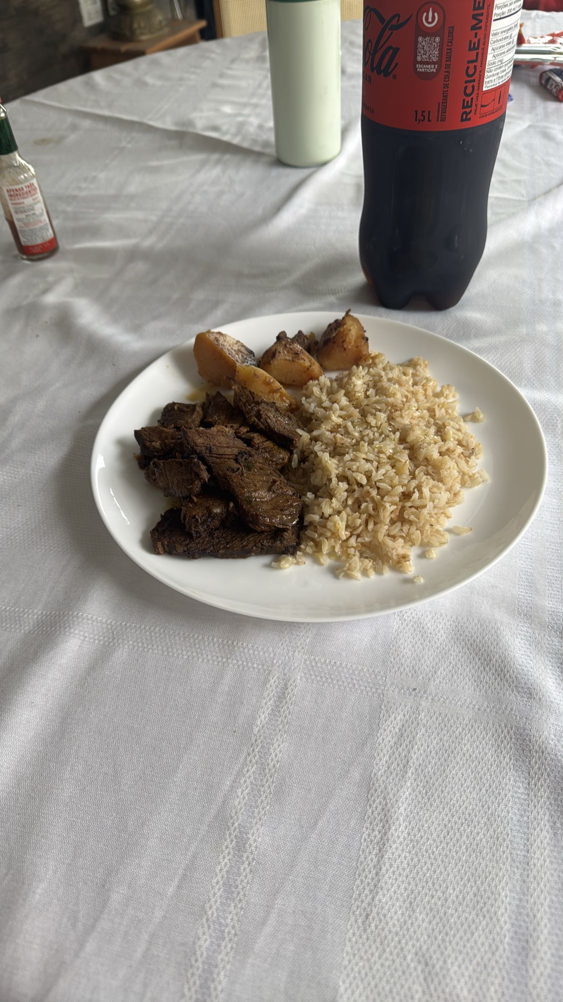 Arroz, carne, batata e refrigerante