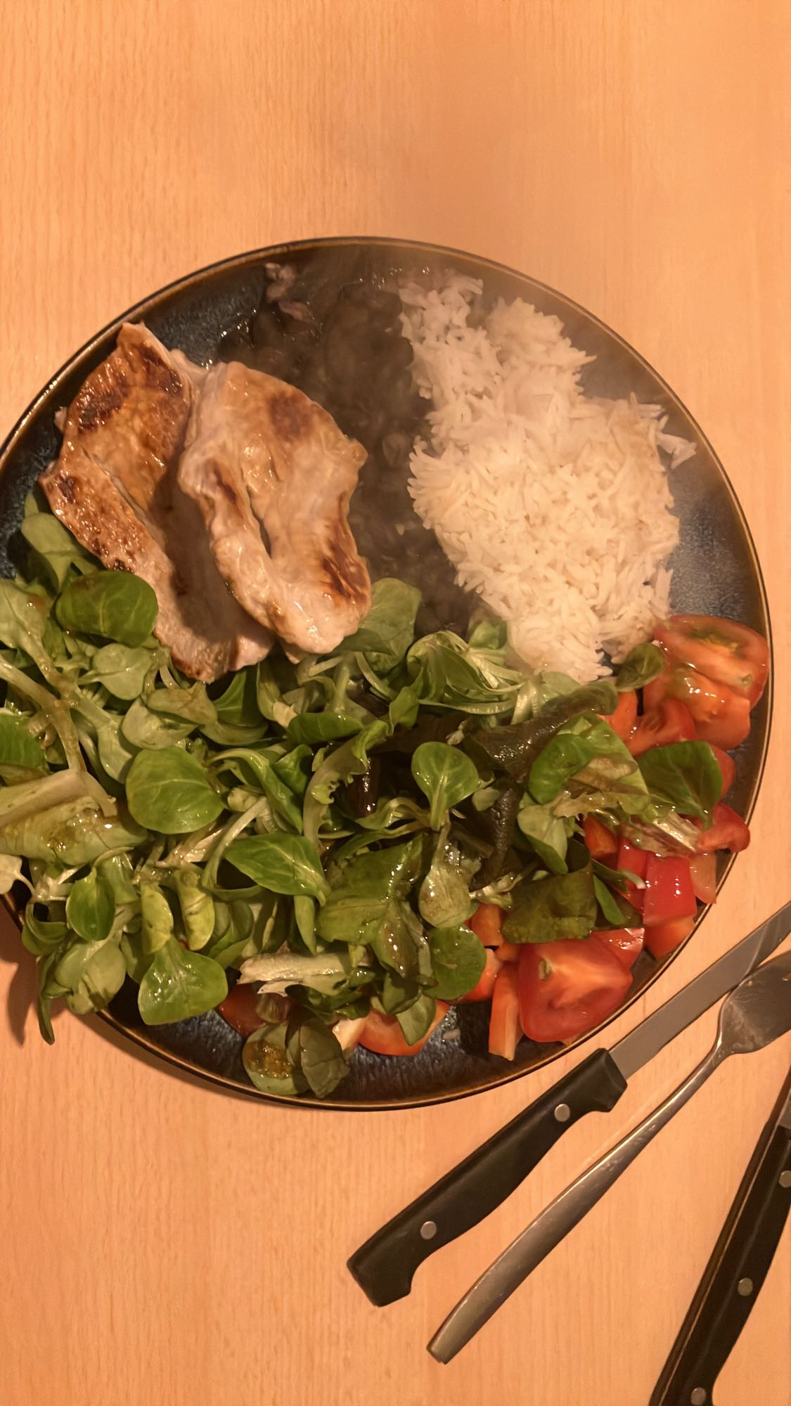 Frango grelhado com arroz e salada