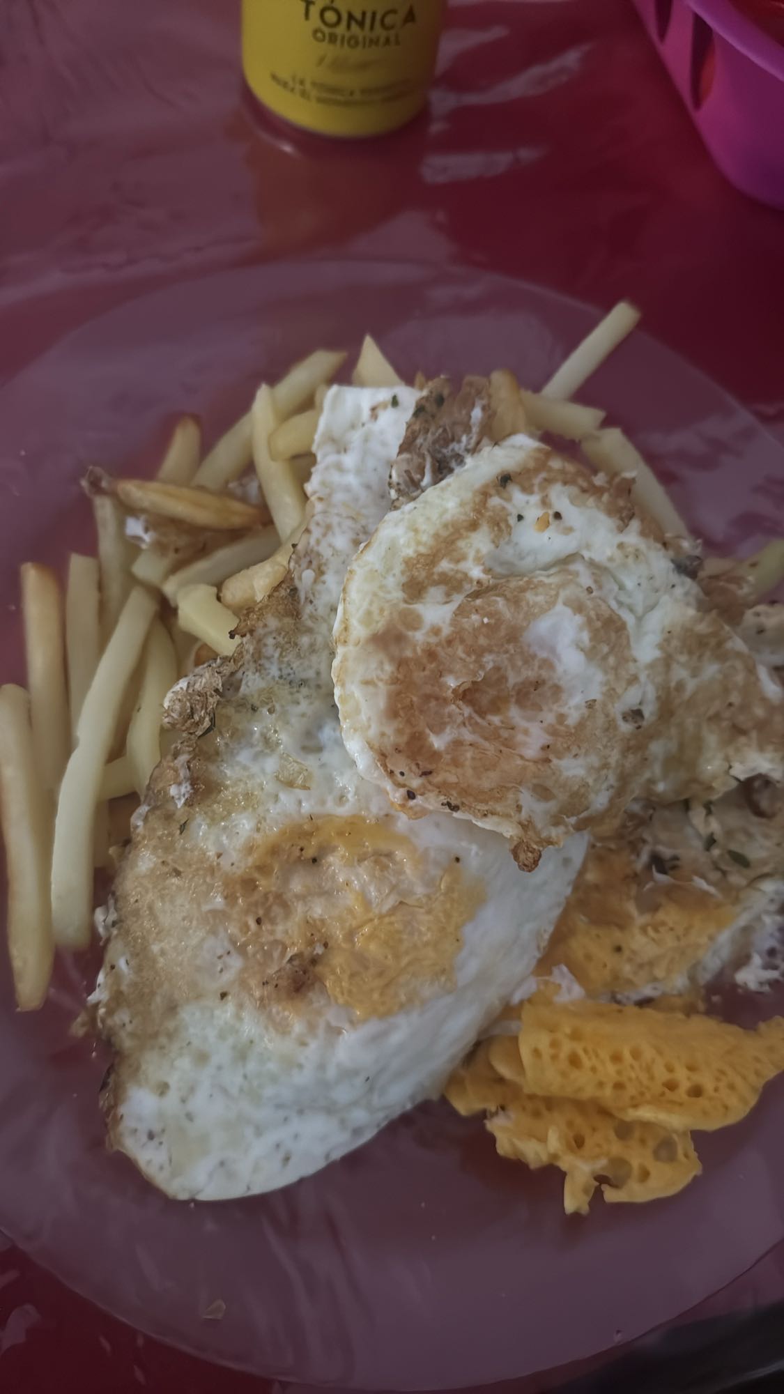 papas fritas con huevo y queso